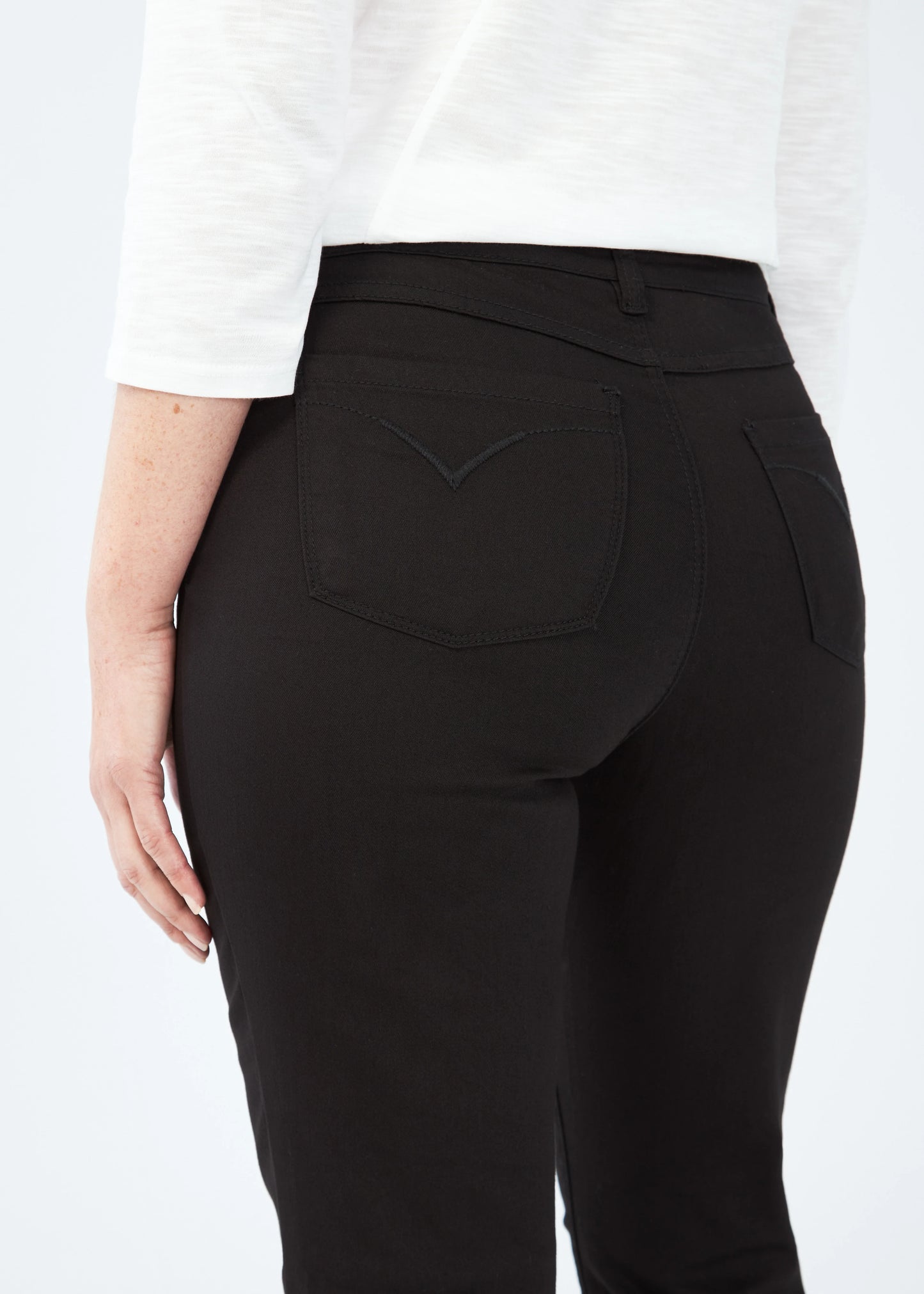 Hannahs Of Erin| Erin Ontario |FDJ| Olivia Straight Leg Jeans colour black. French Dressing Jeans Olivia Straight Leg women’s jeans in ultra-comfy Supreme Denim with fly front, five-pocket styling, back pocket stitching, mid-rise 9.5" rise, 32" inseam, and straight leg silhouette.
