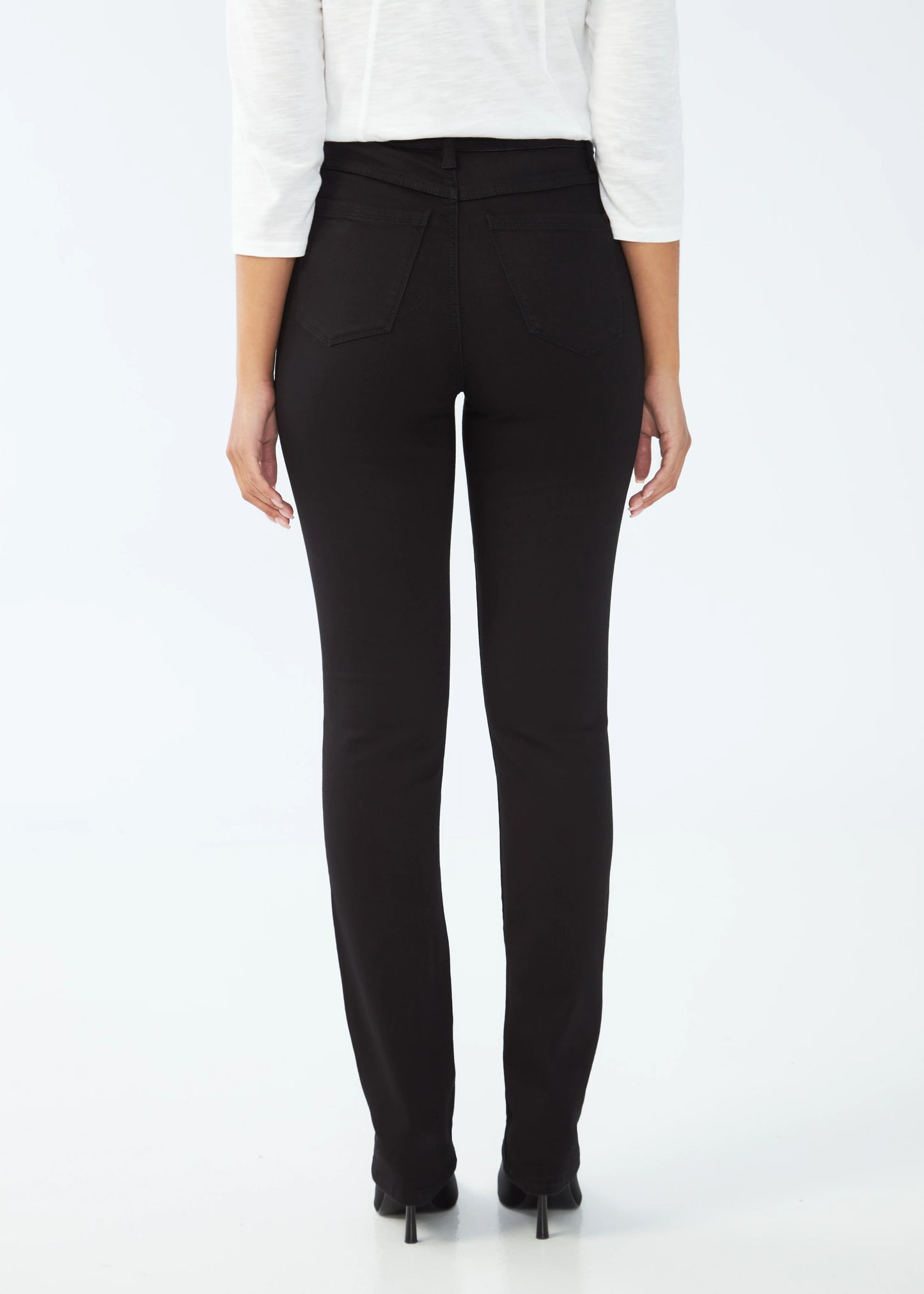 Hannahs Of Erin-Erin Ontario-FDJ-Suzanne Straight Leg Jeans.
women’s jeans in Onyx black denim featuring high-rise 10.5" rise, 33" inseam, straight leg silhouette, five-pocket styling, and fly front closure, crafted from a cotton, polyester, modal, viscose, and elastane blend for soft stretch and comfort.