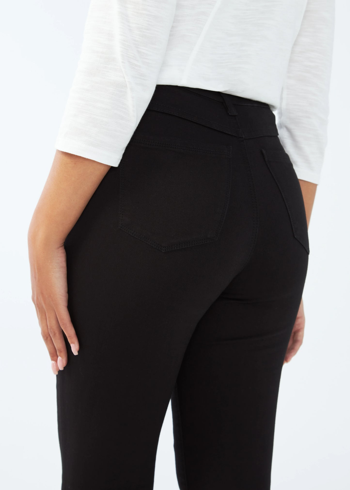 Hannahs Of Erin-Erin Ontario-FDJ-Suzanne Straight Leg Jeans.
women’s jeans in Onyx black denim featuring high-rise 10.5" rise, 33" inseam, straight leg silhouette, five-pocket styling, and fly front closure, crafted from a cotton, polyester, modal, viscose, and elastane blend for soft stretch and comfort.