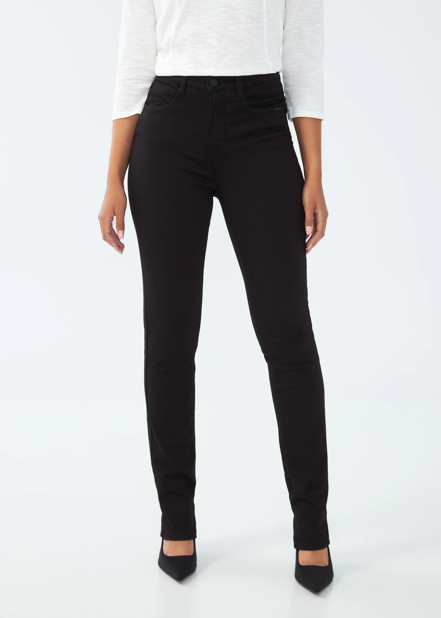 Hannahs Of Erin-Erin Ontario-FDJ-Suzanne Straight Leg Jeans.
women’s jeans in Onyx black denim featuring high-rise 10.5" rise, 33" inseam, straight leg silhouette, five-pocket styling, and fly front closure, crafted from a cotton, polyester, modal, viscose, and elastane blend for soft stretch and comfort.
