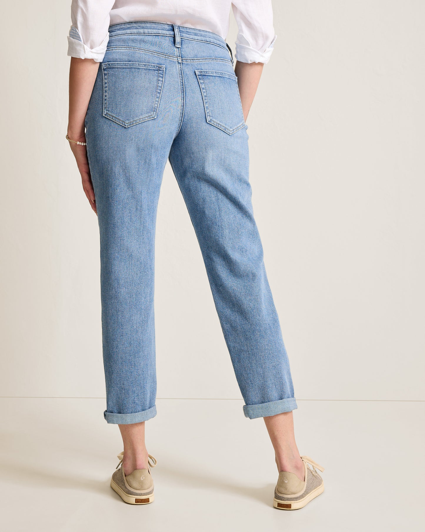 Hannahs Of Erin-Erin Ontario-clothing Boutique-Tommy Bahama-Mid-rise slim boyfriend jeans-SW121141. comfortable stretch, relaxed fit, rolled cuffs, fly front, classic five-pocket styling, light wash denim, versatile summer denim, soft sustainable fabric, easy-care, effortless casual to polished looks.