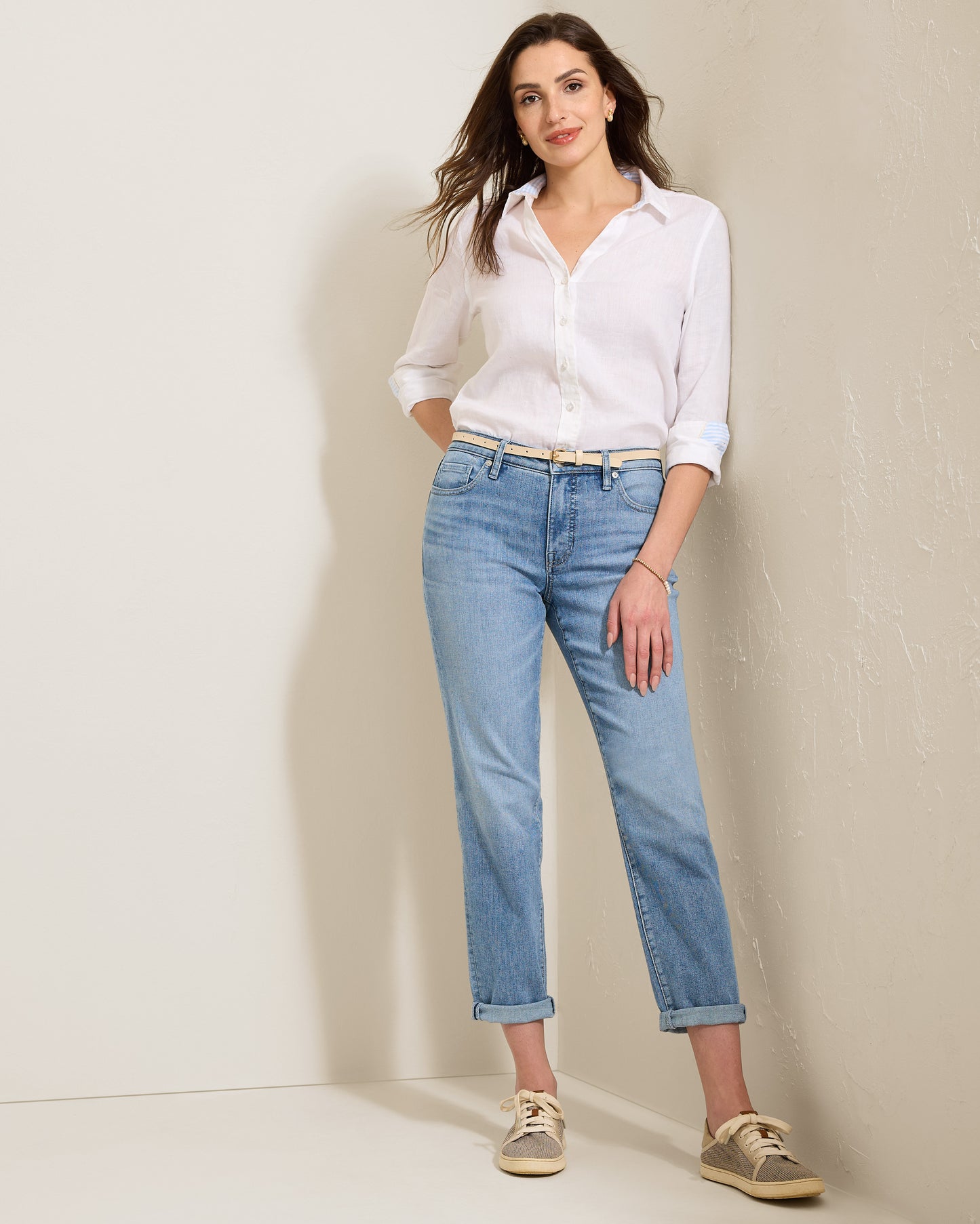 Hannahs Of Erin-Erin Ontario-clothing Boutique-Tommy Bahama-Mid-rise slim boyfriend jeans-SW121141. comfortable stretch, relaxed fit, rolled cuffs, fly front, classic five-pocket styling, light wash denim, versatile summer denim, soft sustainable fabric, easy-care, effortless casual to polished looks.