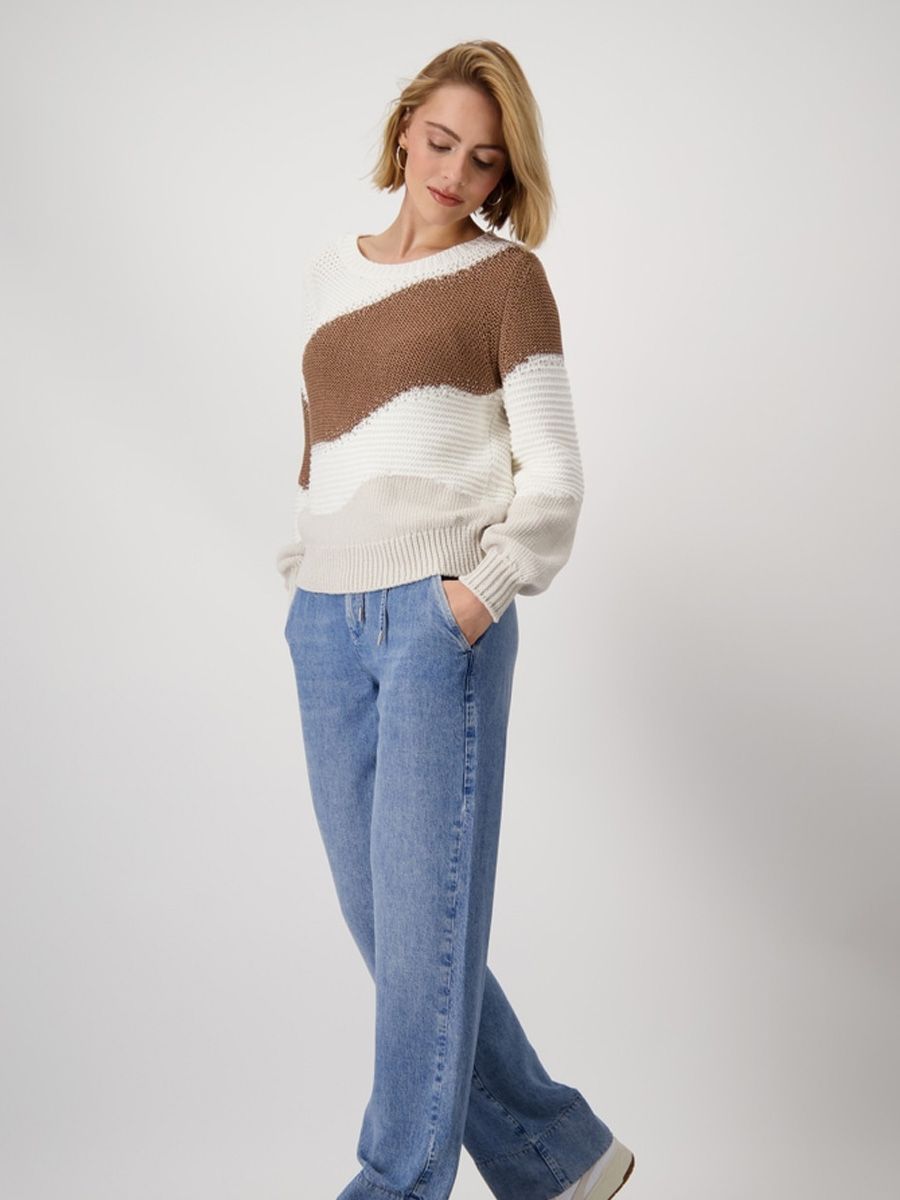 Hannahs of Erin - Erin Ontario-monari- knitted jumper off white -409466-102
Monari Wave Sweater in off-white, grey, and tan, featuring an elegant intarsia wave pattern, ribbed round neckline, and relaxed silhouette with long sleeves. A modern cotton-blend knit that balances sophistication and everyday comfort.