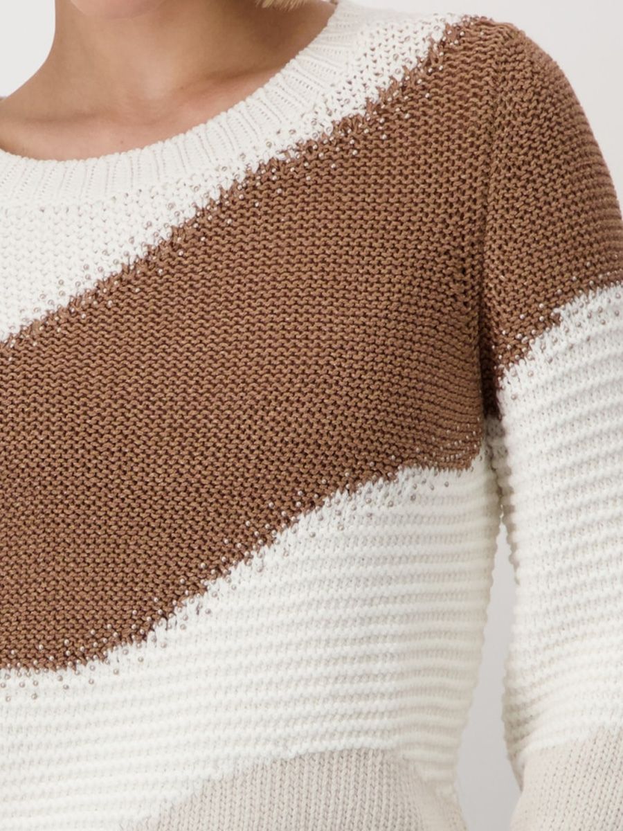 Hannahs of Erin - Erin Ontario-monari- knitted jumper off white -409466-102
Monari Wave Sweater in off-white, grey, and tan, featuring an elegant intarsia wave pattern, ribbed round neckline, and relaxed silhouette with long sleeves. A modern cotton-blend knit that balances sophistication and everyday comfort.