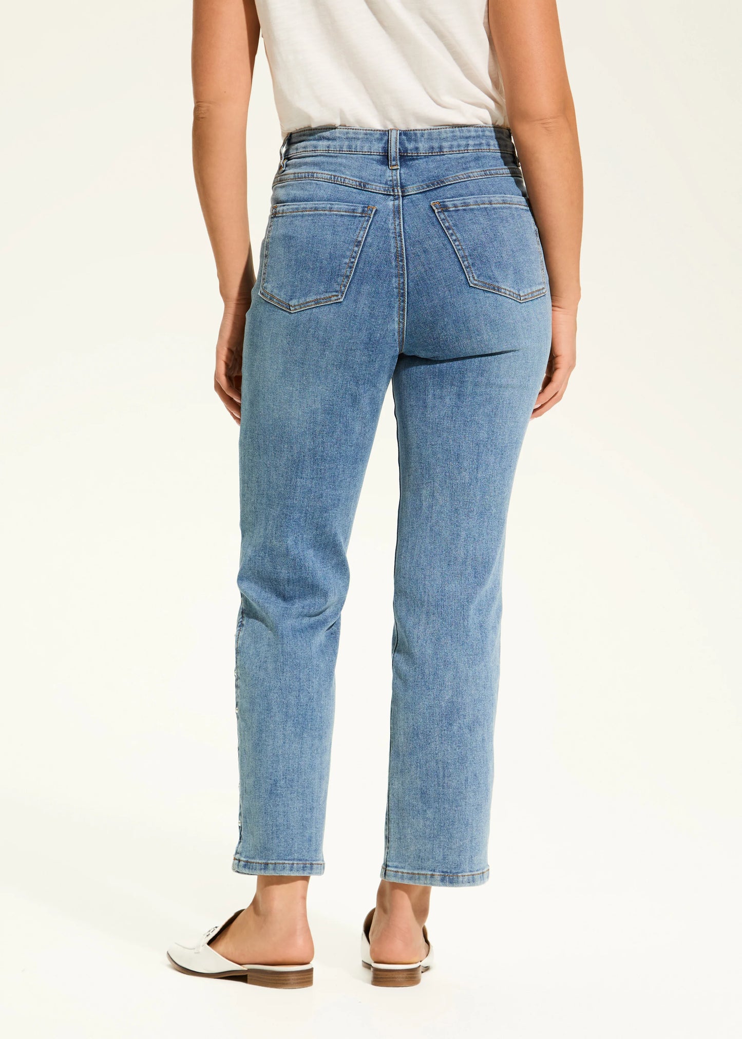 Hannahs Of Erin-Erin Ontario|FDJ | SUZANNE | STR LEG JEAN |6869322
Vintage vibes meet modern detailing in these straight ankle denim pants. Embellishments along the side leg and a 5-pocket design add charm to their timeless appeal.
55% Cotton, 30% Recycled Polyester, 14% Viscose, 1% Elastane
Inseam: 28"
Rise: High-Rise
Fit: Suzanne
Leg Shape: Straight