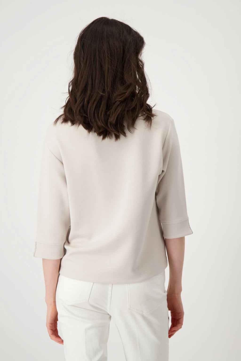 Hannahs Of Erin-Erin Ontario MONARI | 3/4 SL BANU SWEATSHIRT | 409409
Beige three-quarter sleeve sweater with crew neckline, tonal seam detail, and cuff slits. Soft, lightweight knit with a relaxed, minimalist silhouette, perfect for layering or standalone wear.
