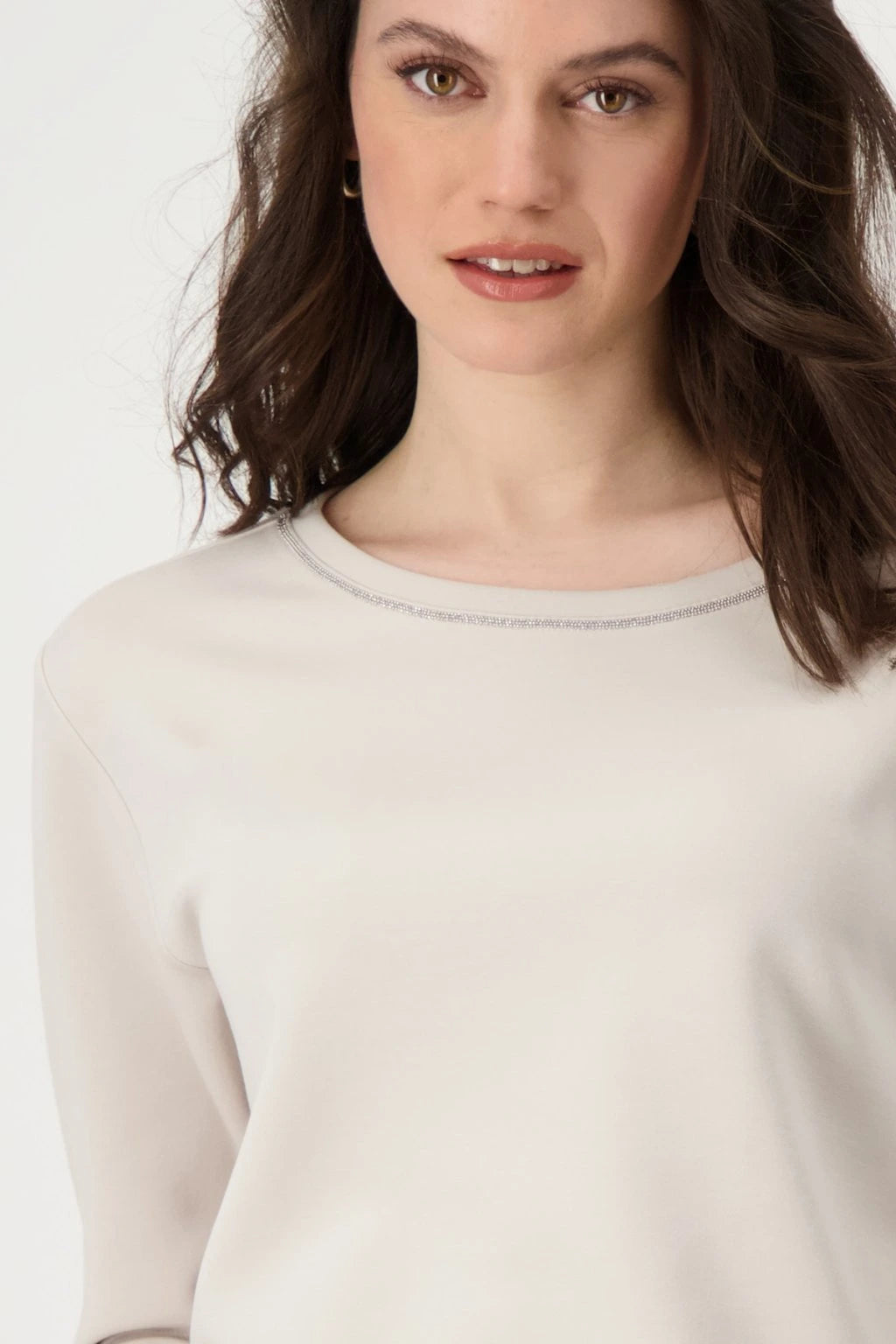 Hannahs Of Erin-Erin Ontario MONARI | 3/4 SL BANU SWEATSHIRT | 409409
Beige three-quarter sleeve sweater with crew neckline, tonal seam detail, and cuff slits. Soft, lightweight knit with a relaxed, minimalist silhouette, perfect for layering or standalone wear.