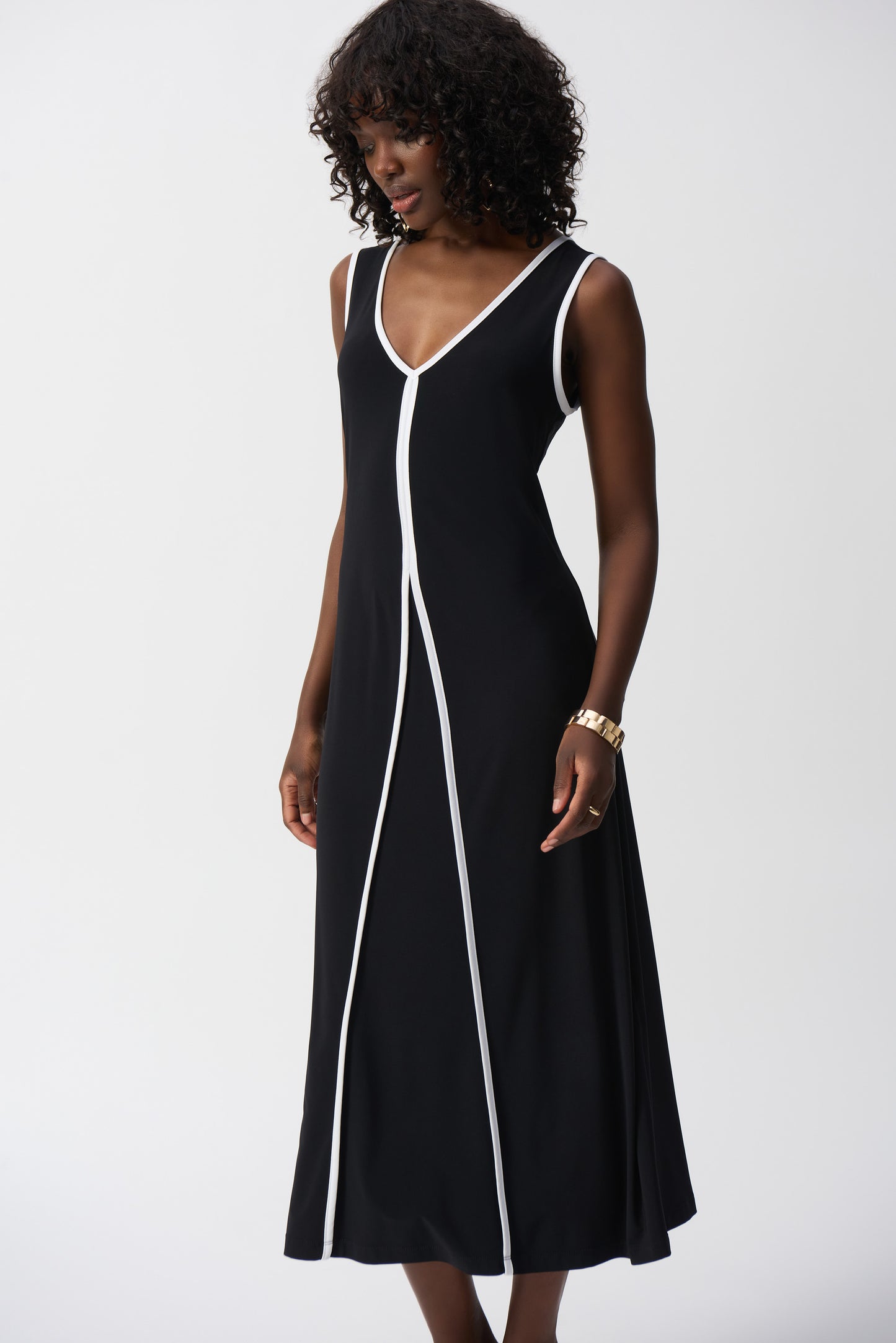 Hannahs Of Erin- Erin Ontario-Joseph Ribkoff Dress 251156 – Chic, Comfortable & Effortlessly Elegant
Sleek Black Ankle-Length Dress – Showstopping, designed to turn heads.
Silky Knit Fabric – Flows with elegance, soft to the touch.
Sleeveless A-Line Design – Flattering and figure-enhancing silhouette.
White Piping Details – Contrasting V-neckline, armholes, and front inserts for a touch of glamour.
Comfortable Stretch – 96% polyester, 4% spandex.
Sleeveless, bra friendly