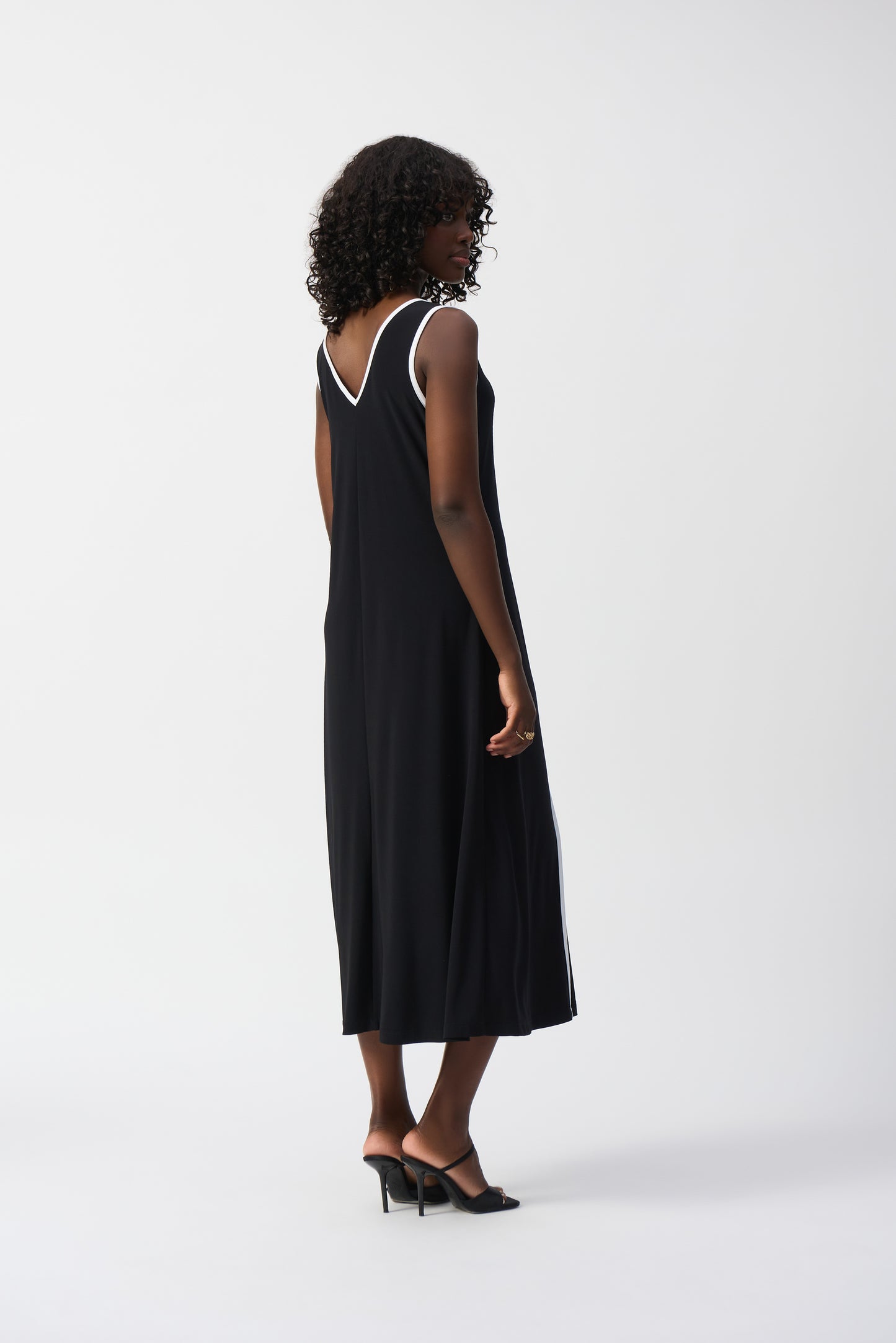 Hannahs Of Erin- Erin Ontario-Joseph Ribkoff Dress 251156 – Chic, Comfortable & Effortlessly Elegant
Sleek Black Ankle-Length Dress – Showstopping, designed to turn heads.
Silky Knit Fabric – Flows with elegance, soft to the touch.
Sleeveless A-Line Design – Flattering and figure-enhancing silhouette.
White Piping Details – Contrasting V-neckline, armholes, and front inserts for a touch of glamour.
Comfortable Stretch – 96% polyester, 4% spandex.
Sleeveless, bra friendly