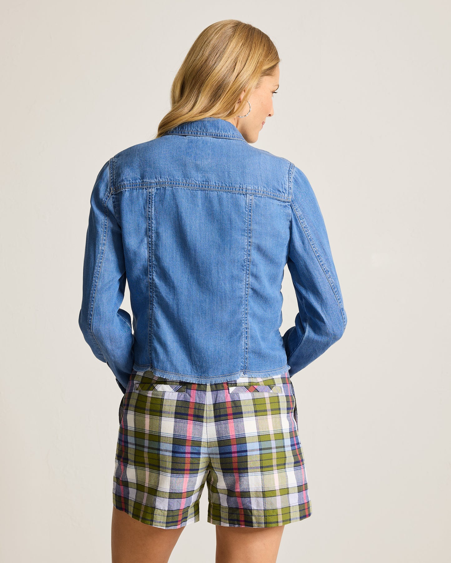 Hannahs Of Erin- Erin Ontario-Tommy Bahama-CHAMBRAY O LEI JACKET-SW520811
medium indigo wash
Lightweight linen-blend denim jacket, 91% TENCEL™ Lyocell, 9% linen, raw hem, chest pockets, button front, shirt style collar, versatile warm-weather layer, soft and breathable, casual and polished styling.