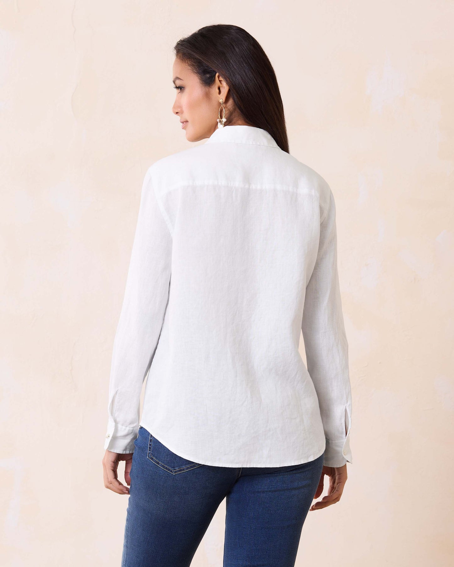 Hannahs Of Erin- Erin Ontario-Tommy Bahama -Coastalina L/S Shirt -white,style number SW321465
 made from 100% linen. This bestselling, laid-back shirt features a loose fit for a relaxed, vacation-ready vibe, with a classic button-down silhouette and stylish collar. A versatile and elevated wardrobe staple.