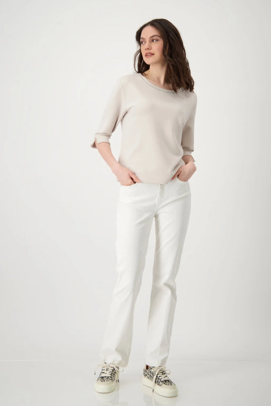 Hannahs Of Erin-Erin Ontario MONARI | 3/4 SL BANU SWEATSHIRT | 409409
Beige three-quarter sleeve sweater with crew neckline, tonal seam detail, and cuff slits. Soft, lightweight knit with a relaxed, minimalist silhouette, perfect for layering or standalone wear.