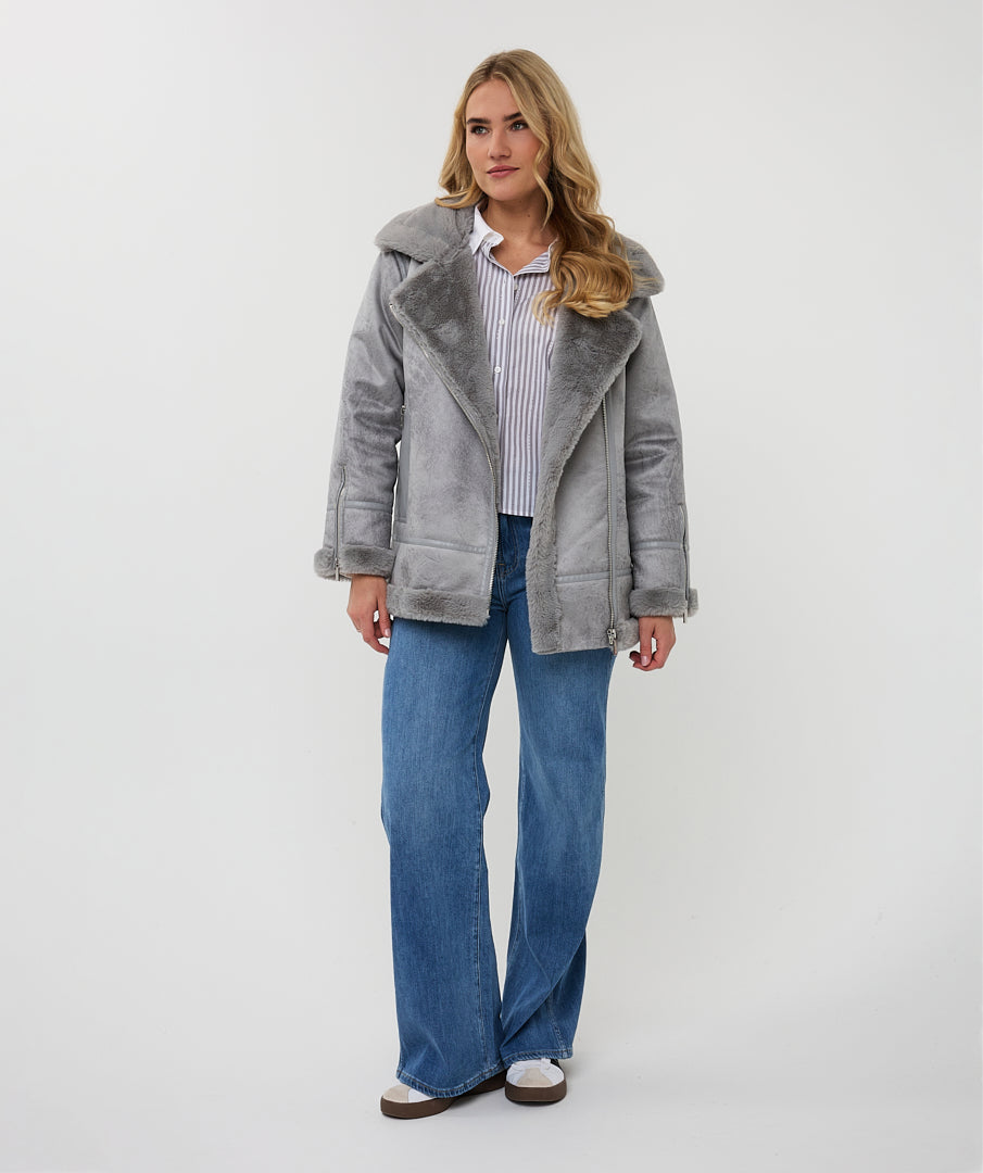 Hannahs Of Erin | Erin Ontario |Esqualo | Sherpa Jacket
Soft faux sherpa in light grey
Full zip closure
Zip detail at cuffs for a modern touch
Functional pockets
Chic and timeless design