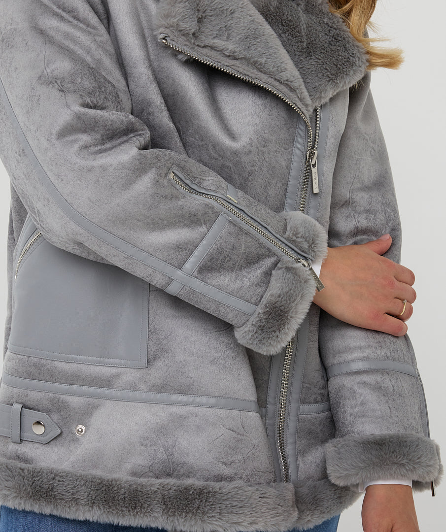 Hannahs Of Erin | Erin Ontario |Esqualo | Sherpa Jacket
Soft faux sherpa in light grey
Full zip closure
Zip detail at cuffs for a modern touch
Functional pockets
Chic and timeless design