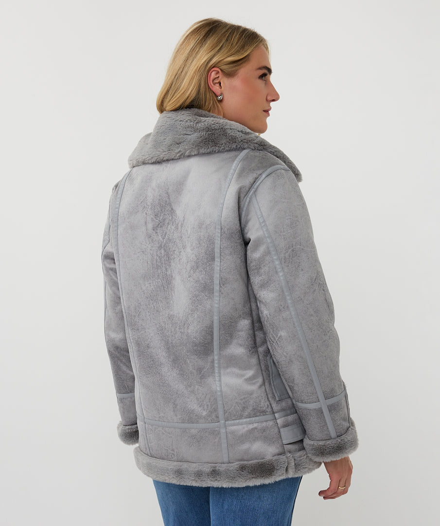 Hannahs Of Erin | Erin Ontario |Esqualo | Sherpa Jacket
Soft faux sherpa in light grey
Full zip closure
Zip detail at cuffs for a modern touch
Functional pockets
Chic and timeless design