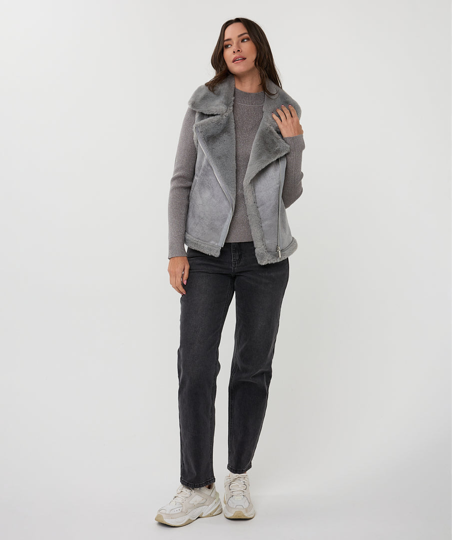 Hannahs Of Erin | Erin Ontario|Esqualo | Sherpa Vest
grey colour
super soft and cozy
faux sherpa
front zip
pockets
chic and timeless