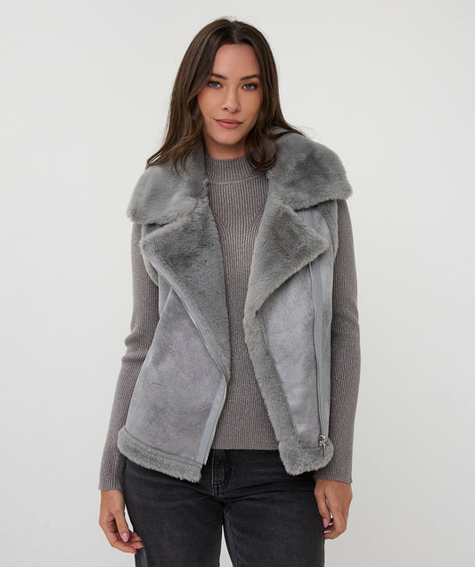 Hannahs Of Erin | Erin Ontario|Esqualo | Sherpa Vest
grey colour
super soft and cozy
faux sherpa
front zip
pockets
chic and timeless