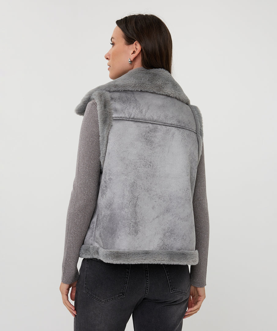 Hannahs Of Erin | Erin Ontario|Esqualo | Sherpa Vest
grey colour
super soft and cozy
faux sherpa
front zip
pockets
chic and timeless