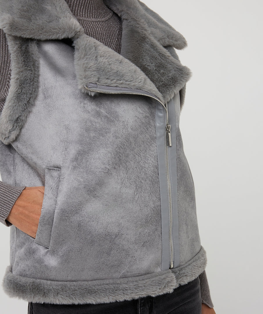 Hannahs Of Erin | Erin Ontario|Esqualo | Sherpa Vest
grey colour
super soft and cozy
faux sherpa
front zip
pockets
chic and timeless