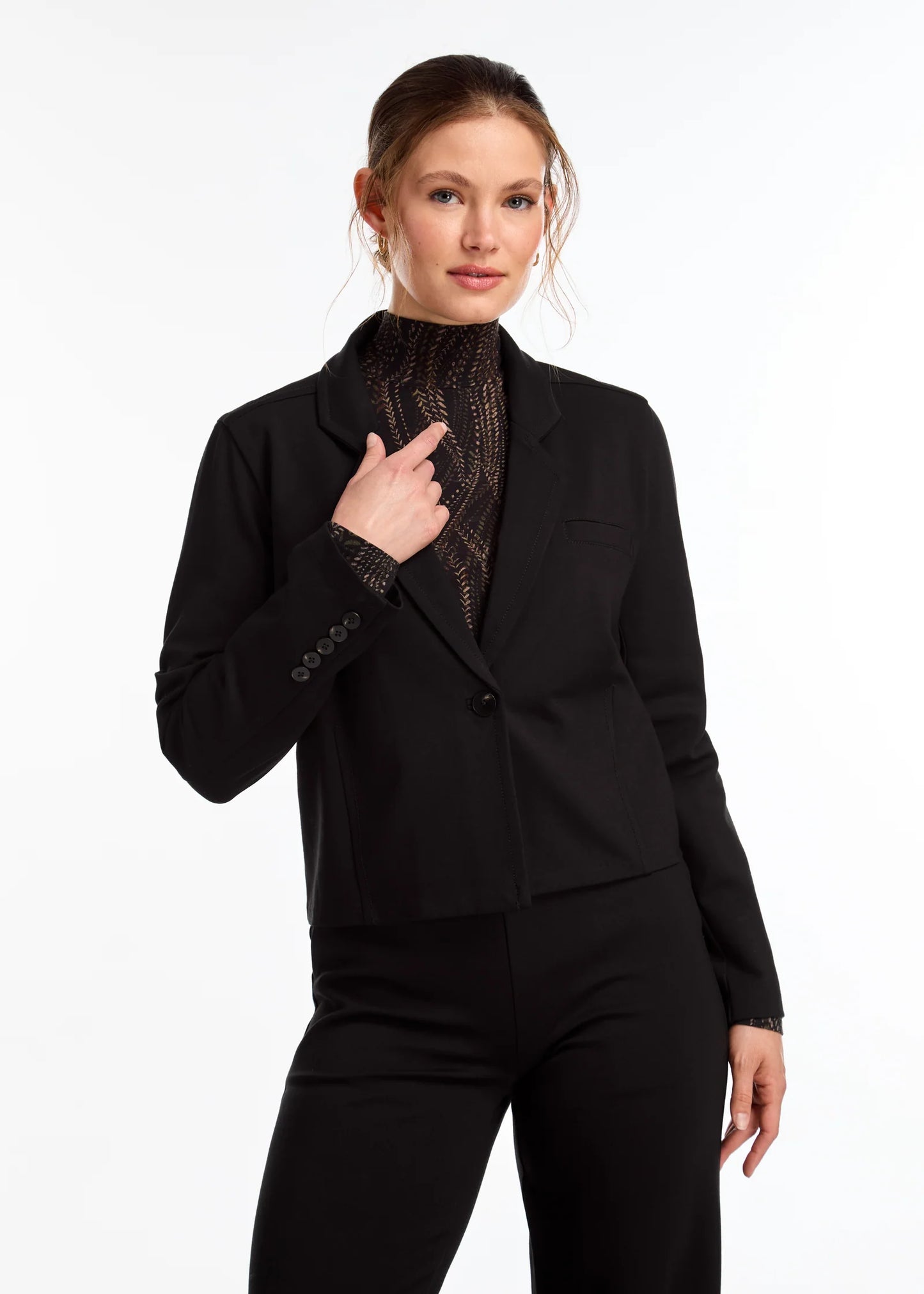 Hannahs Of Erin| Erin Ontario|FDJ | Black Cropped Blazer| colour black Elegant cropped jacket in Ponte de Roma with notched lapel, button front and long sleeves, tailored for refined countryside style and seamless city sophistication, ideal for equestrian events and polished day-to-evening wear.