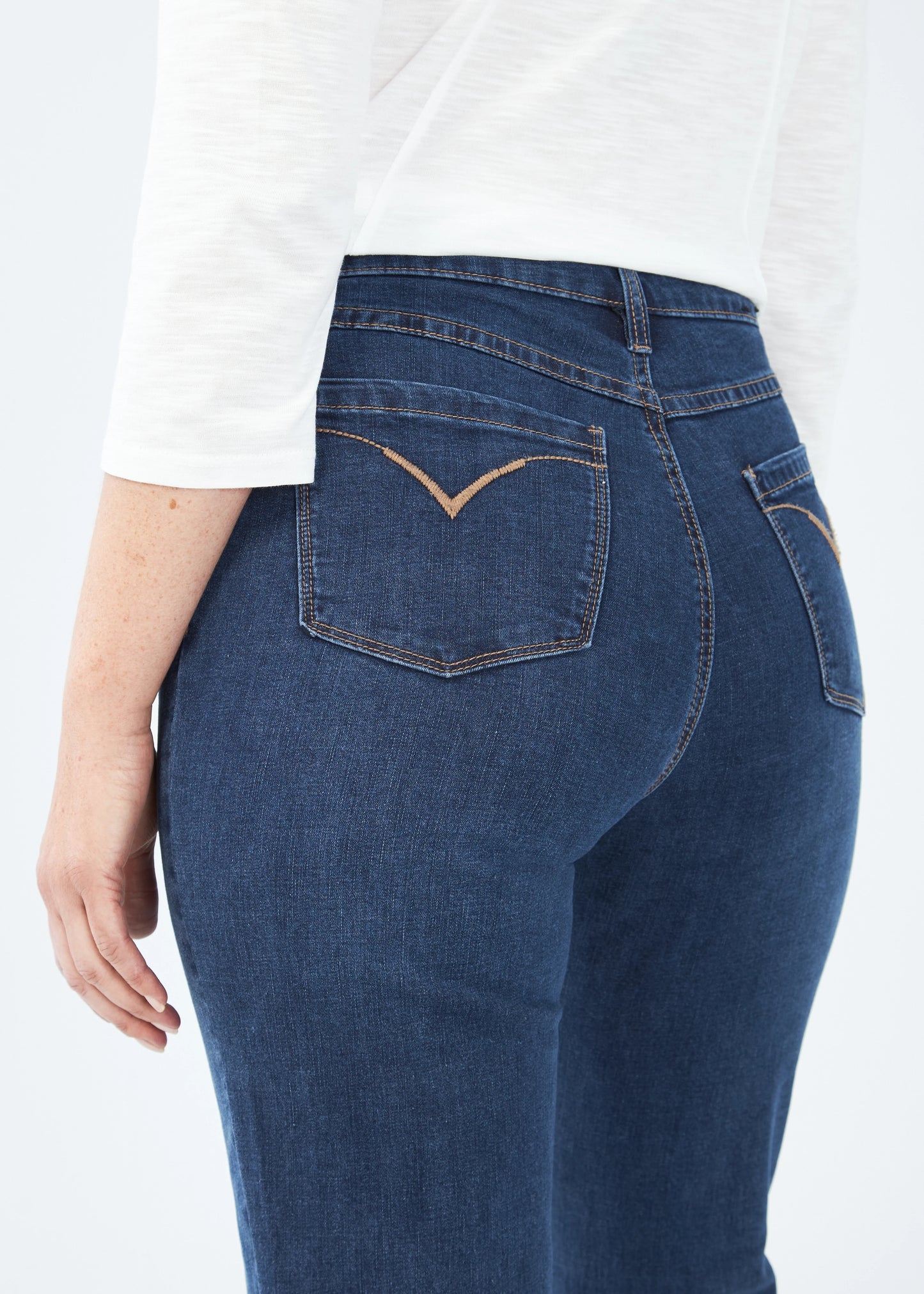 Hannahs Of Erin| Erin Ontario |FDJ| Olivia Straight Leg Jeans colour "delight" a med denim wash. French Dressing Jeans Olivia Straight Leg women’s jeans in ultra-comfy Supreme Denim with fly front, five-pocket styling, back pocket stitching, mid-rise 9.5" rise, 32" inseam, and straight leg silhouette.