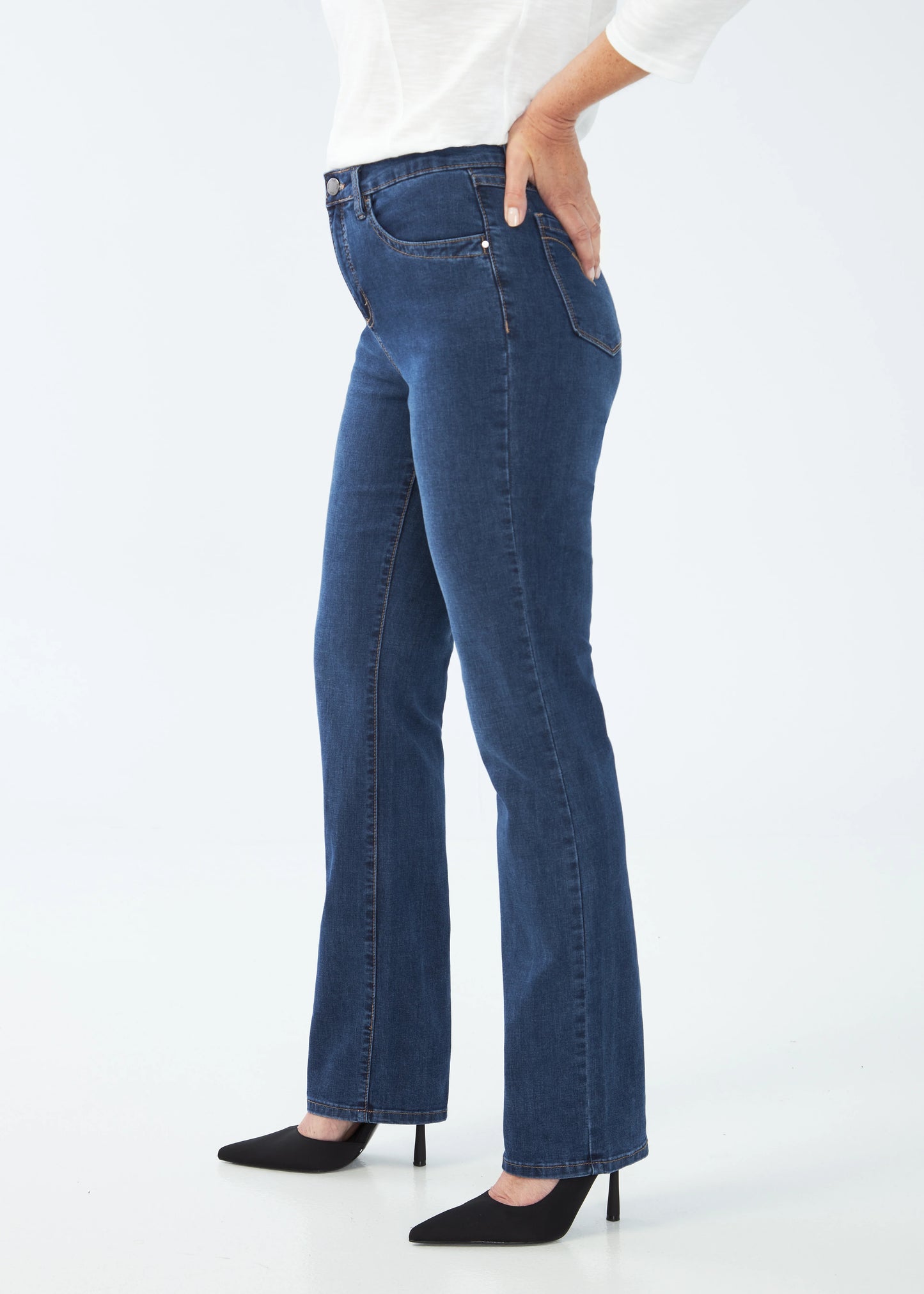 Hannahs Of Erin| Erin Ontario |FDJ| Olivia Straight Leg Jeans colour "delight" a med denim wash. French Dressing Jeans Olivia Straight Leg women’s jeans in ultra-comfy Supreme Denim with fly front, five-pocket styling, back pocket stitching, mid-rise 9.5" rise, 32" inseam, and straight leg silhouette.