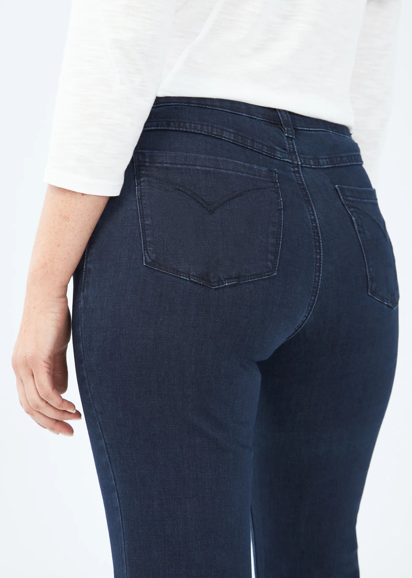 Hannahs Of Erin| Erin Ontario |FDJ| Olivia Straight Leg Jeans colour "Pleasant" Dark indigo wash. French Dressing Jeans Olivia Straight Leg women’s jeans in ultra-comfy Supreme Denim with fly front, five-pocket styling, back pocket stitching, mid-rise 9.5" rise, 32" inseam, and straight leg silhouette.