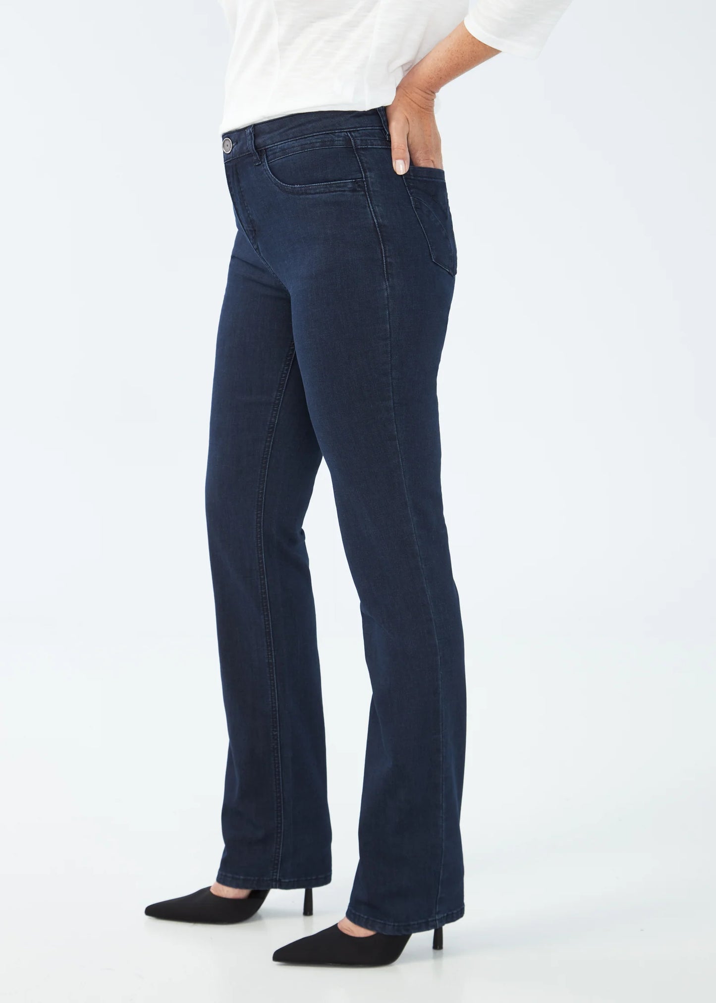 Hannahs Of Erin| Erin Ontario |FDJ| Olivia Straight Leg Jeans colour "Pleasant" Dark indigo wash. French Dressing Jeans Olivia Straight Leg women’s jeans in ultra-comfy Supreme Denim with fly front, five-pocket styling, back pocket stitching, mid-rise 9.5" rise, 32" inseam, and straight leg silhouette.