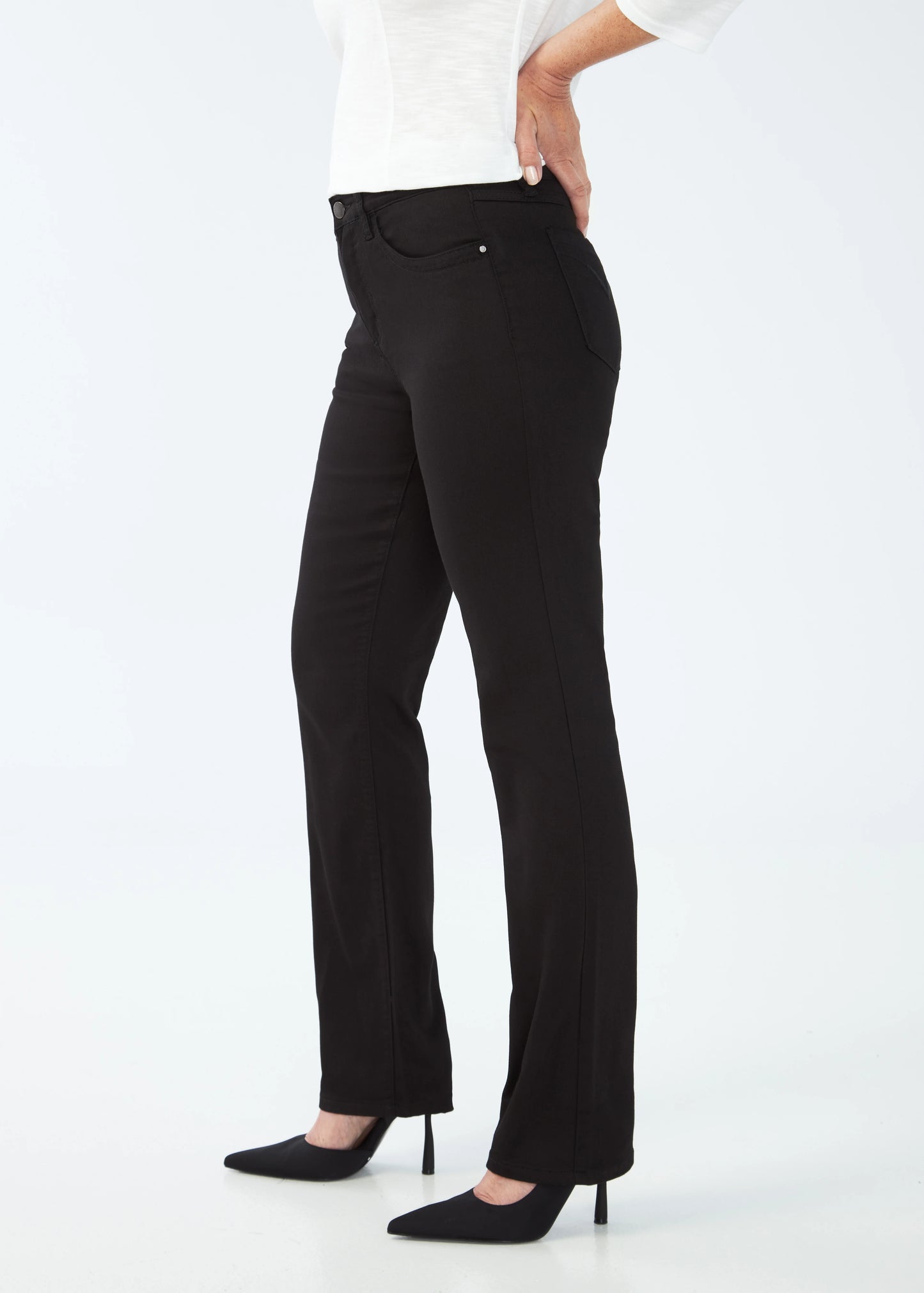 Hannahs Of Erin | Erin Ontario| FDJ | Petite Olivia Straight Leg Jeans| Black Denim FDJ Petite Olivia Straight Leg women’s jeans in ultra-comfy Supreme Denim with mid-rise 9.25" rise, 30" inseam, straight leg cut, and refined back pocket stitching, crafted for a flattering petite fit.