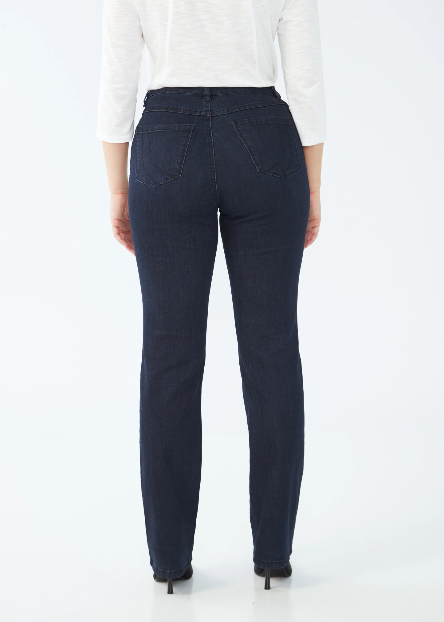 Hannahs Of Erin|Erin Ontario|FDJ | Petite Peggy Straight Leg Jeans. Dark Indigo wash.
FDJ Petite Peggy Straight Leg women’s jeans in ultra-comfortable Supreme Denim with high-rise 10.5" rise, 30" inseam, straight leg silhouette, and curve-flattering fit, made from 68% cotton, 30% polyester, and 2% spandex. Fly front, 5 pocket styling.