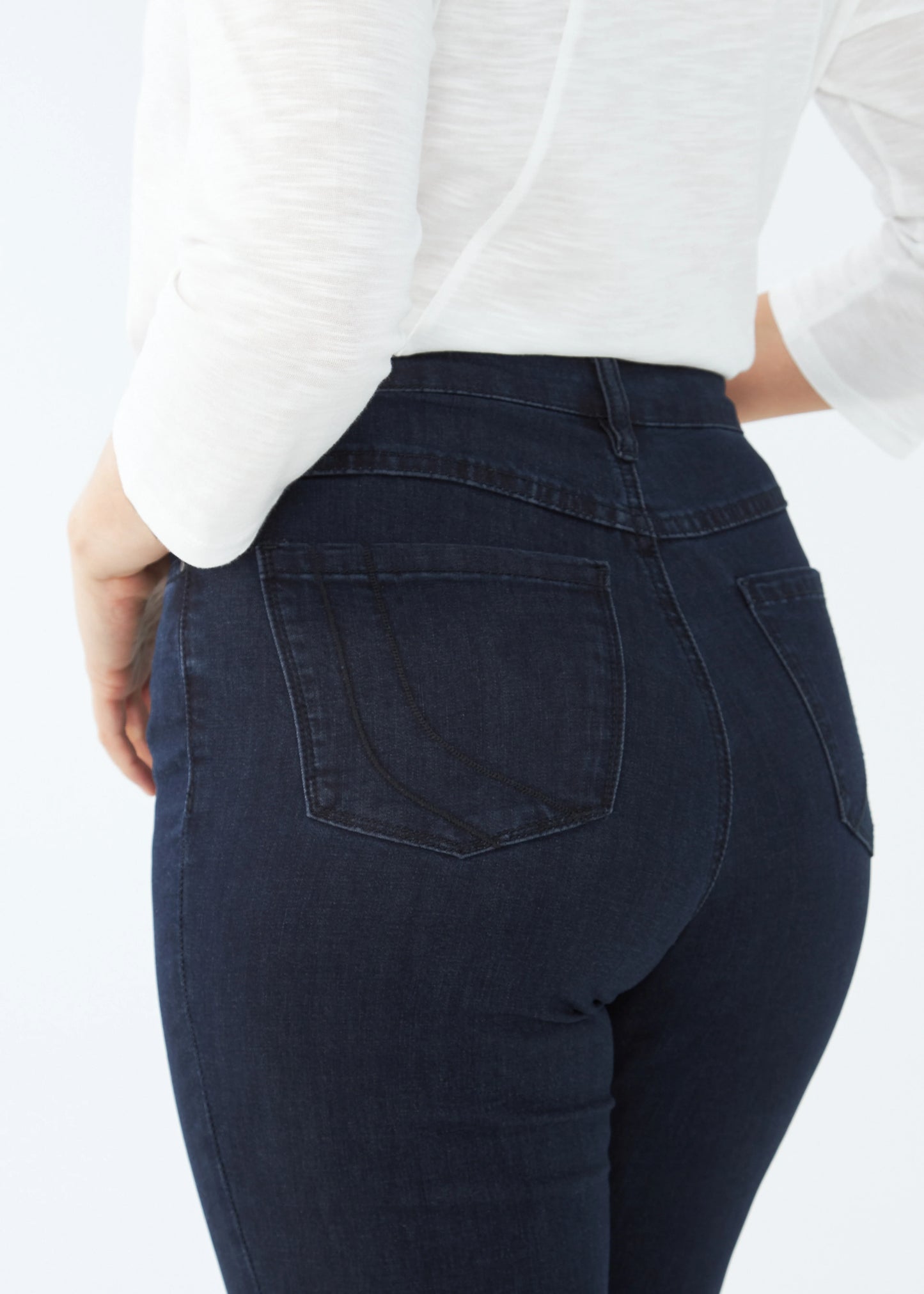 Hannahs Of Erin|Erin Ontario|FDJ | Petite Peggy Straight Leg Jeans. Dark Indigo wash.
FDJ Petite Peggy Straight Leg women’s jeans in ultra-comfortable Supreme Denim with high-rise 10.5" rise, 30" inseam, straight leg silhouette, and curve-flattering fit, made from 68% cotton, 30% polyester, and 2% spandex. Fly front, 5 pocket styling.