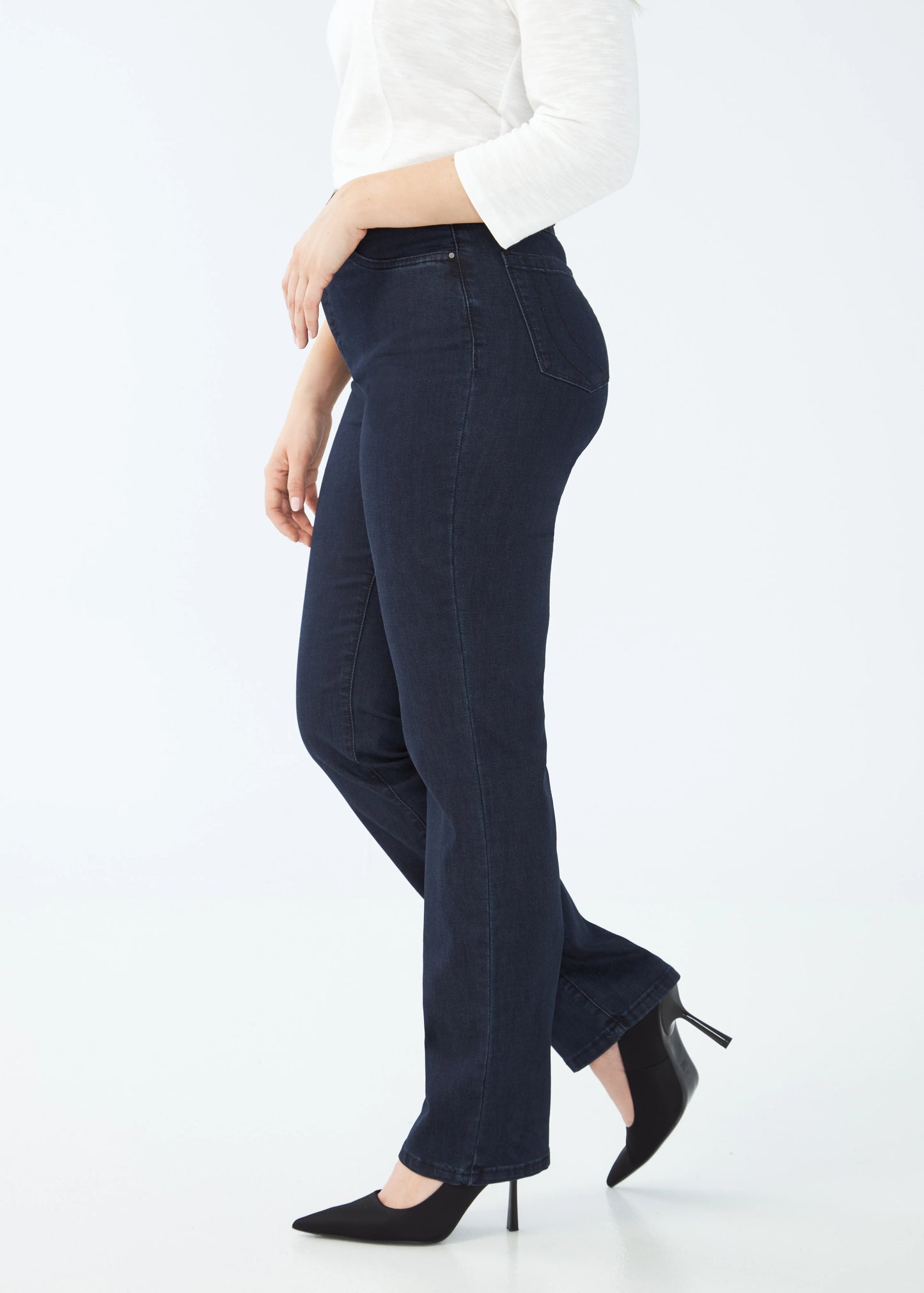 Hannahs Of Erin|Erin Ontario|FDJ | Petite Peggy Straight Leg Jeans. Dark Indigo wash.
FDJ Petite Peggy Straight Leg women’s jeans in ultra-comfortable Supreme Denim with high-rise 10.5" rise, 30" inseam, straight leg silhouette, and curve-flattering fit, made from 68% cotton, 30% polyester, and 2% spandex. Fly front, 5 pocket styling.