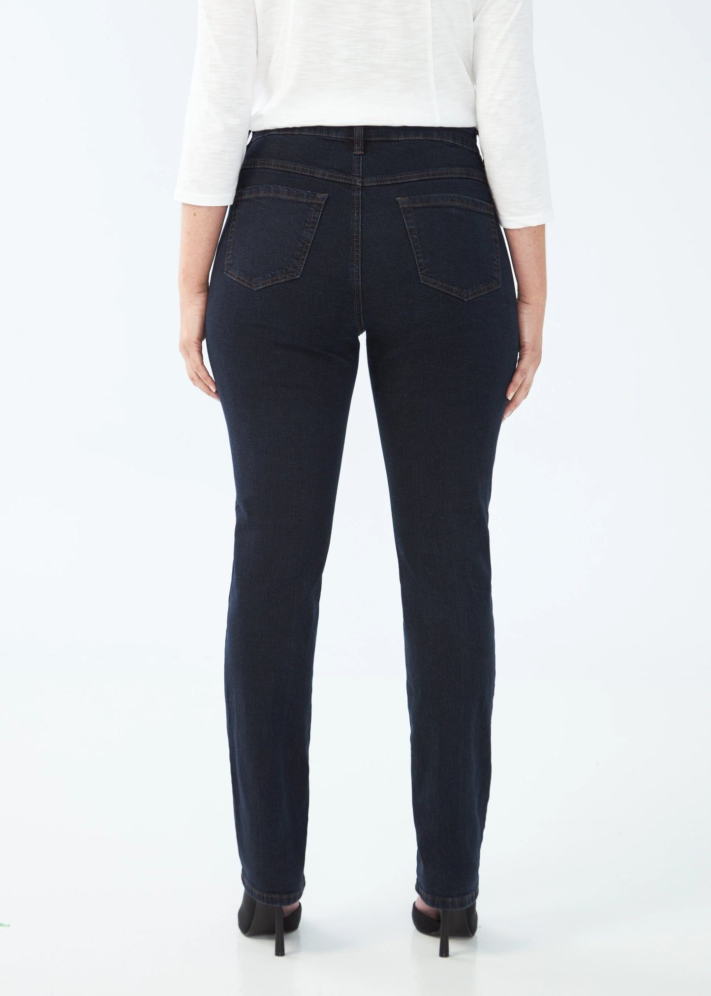Hannahs Of Erin| Erin Ontario|FDJ | Petite Suzanne Straight Leg| colour Midnight (dark indigo wash)FDJ Petite Suzanne Straight Leg women’s jeans in PDR denim with medium stretch, high-rise 10.5" rise, 30" inseam, straight leg cut, classic five-pocket styling, and exclusive WONDERWAIST slimming panel, crafted from 96% cotton and 4% Lycra.
