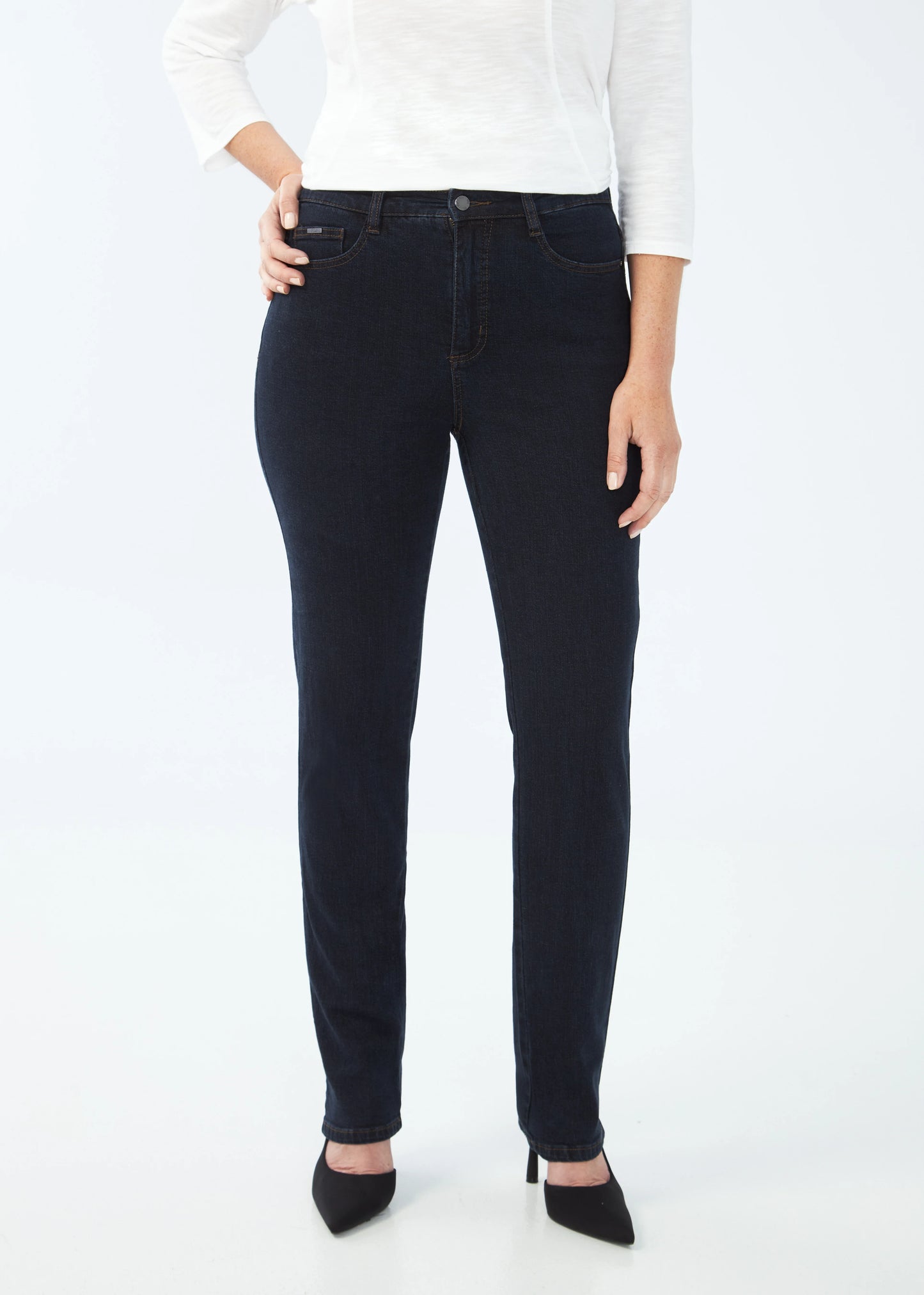 Hannahs Of Erin| Erin Ontario|FDJ | Petite Suzanne Straight Leg| colour Midnight (dark indigo wash)FDJ Petite Suzanne Straight Leg women’s jeans in PDR denim with medium stretch, high-rise 10.5" rise, 30" inseam, straight leg cut, classic five-pocket styling, and exclusive WONDERWAIST slimming panel, crafted from 96% cotton and 4% Lycra.