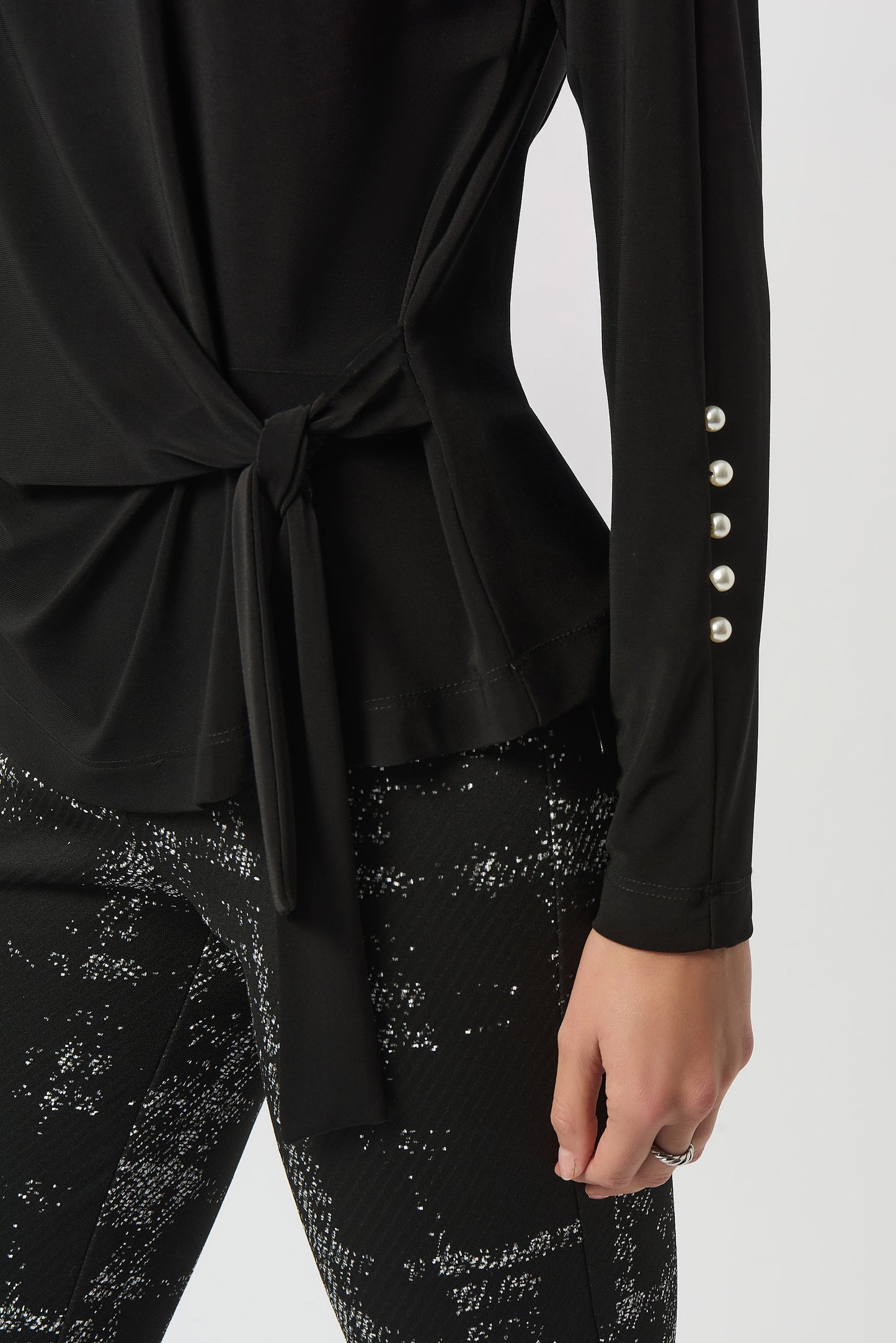 Hannahs Of Erin | Erin Ontario | Joseph Ribkoff | Silky Knit Fitted Top – Black
Joseph Ribkoff Silky Knit Fitted Top in black, tailored silhouette with chic boat neckline, long sleeves accented by pearl button detailing, and a side waist tie for a romantic finish. Crafted from silky knit fabric for a smooth, elegant drape.