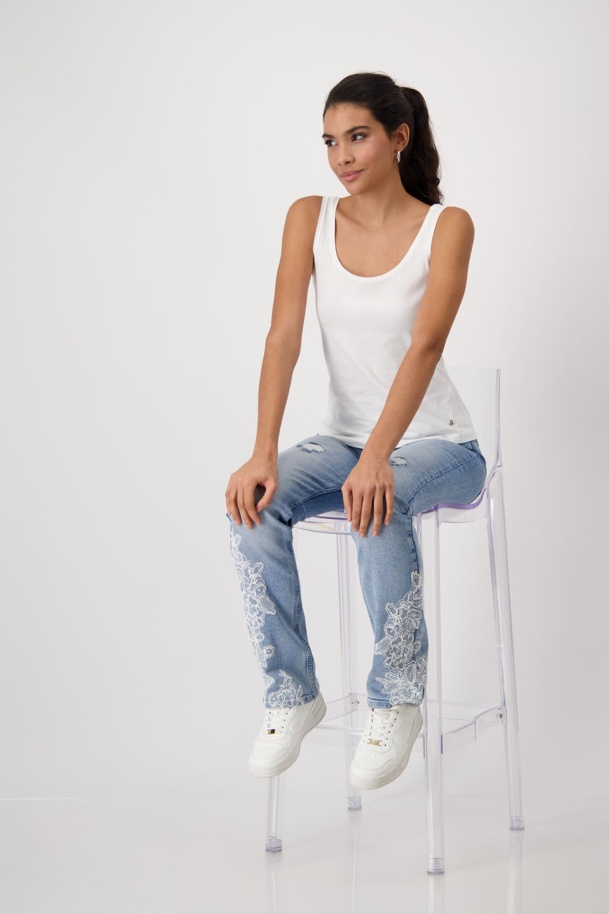 Hannahs Of Erin | Erin Ontario | MONARI | ESSENTIAL | TANK |409156
Off white essential tank top
High-quality cotton
Stretchy material
Slightly fitted
Round neckline
Sleeveless
Wide straps
Rounded hem
Logo plate
This basic top is slightly fitted, with wide straps and a rounded hem