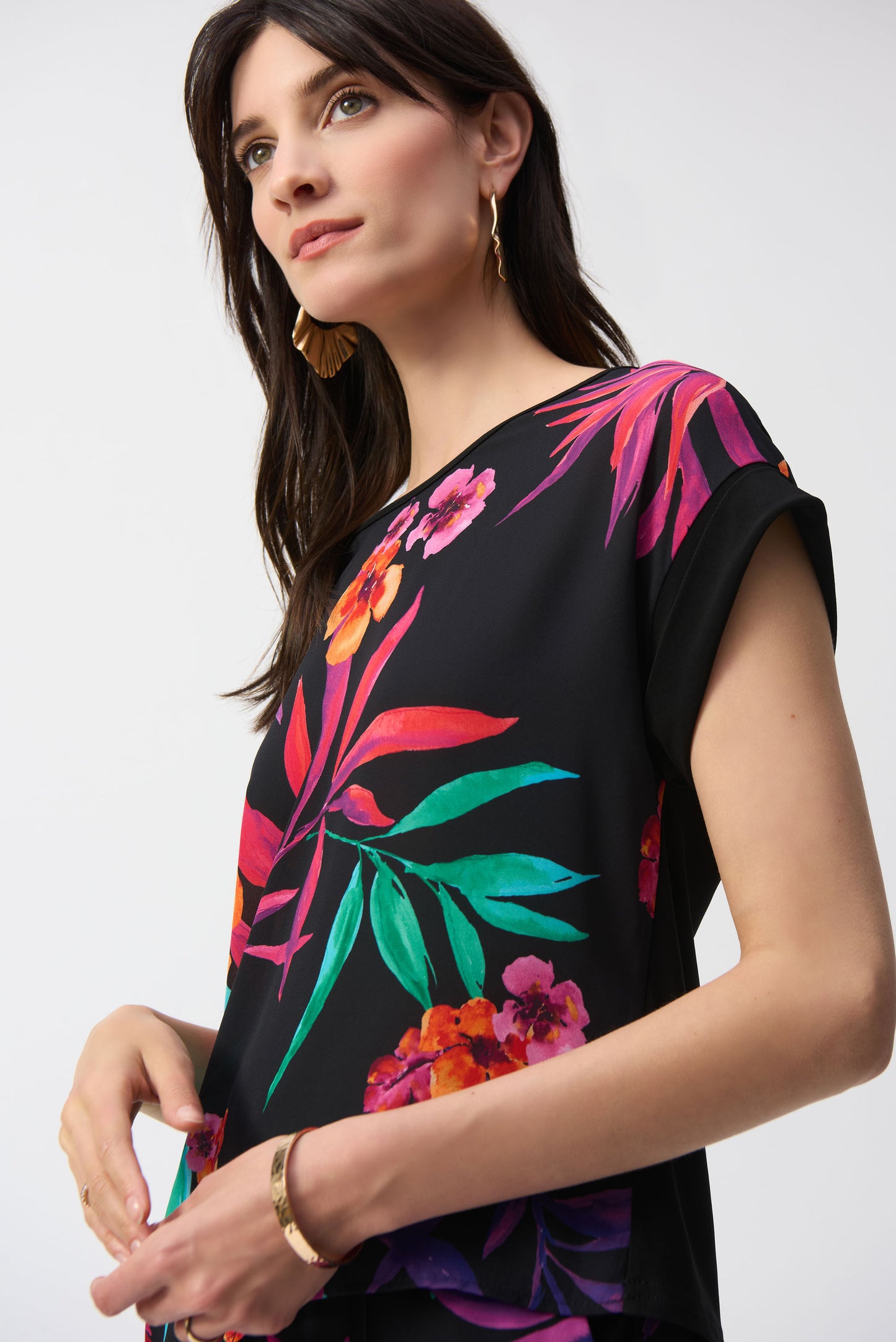 Hannahs of Erin-Erin Ontario-Joseph Ribkoff Floral Side-Tie Top 251214 – Bright, gorgeous floral print on a black base. Features a flattering crew neck, side tie detail, and short cap dolman sleeves. Relaxed fit design for a comfortable and effortless look. Made from a soft 96% polyester, 4% spandex blend. Perfect for summer outings and casual wear. Hip-length cut ideal for styling with skirts, shorts, or jeans.