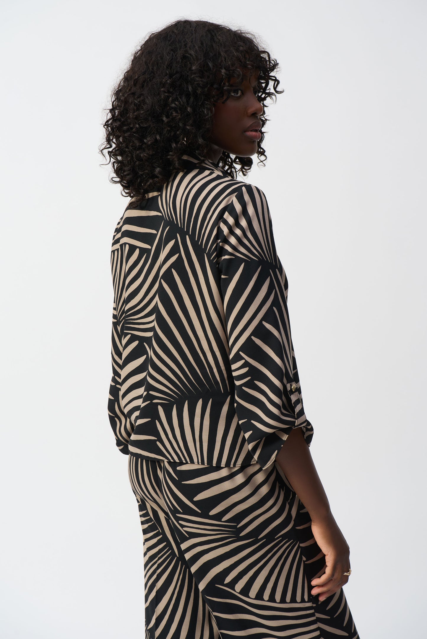 Hannahs of Erin-Erin Ontario-
Joseph Ribkoff Printed Tie-Front Blouse (Style 251083):
Bold abstract Black and camel coloured "palm" print for a modern, sophisticated look
Classic shirt collar for a polished touch
Adjustable front-tie detail for a flattering waistline, 3/4 length sleeve.
Lightweight, breathable 100% polyester fabric
Relaxed yet structured fit, suitable for all body types
Made in Canada with premium craftsmanship
Versatile styling: pair with trousers, jeans, or a pencil skirt