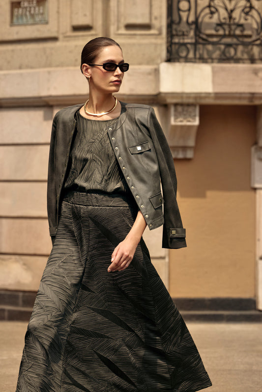 Joseph Ribkoff | Foiled Faux Suede Fitted Jacket | colour Avocado
90% Polyester, 10% Spandex
Foiled stretch faux suede
Crew neck
Long straight sleeves
Self tabs at cuffs
Square snap button front closure
Flap pockets with snap buttons
Unlined