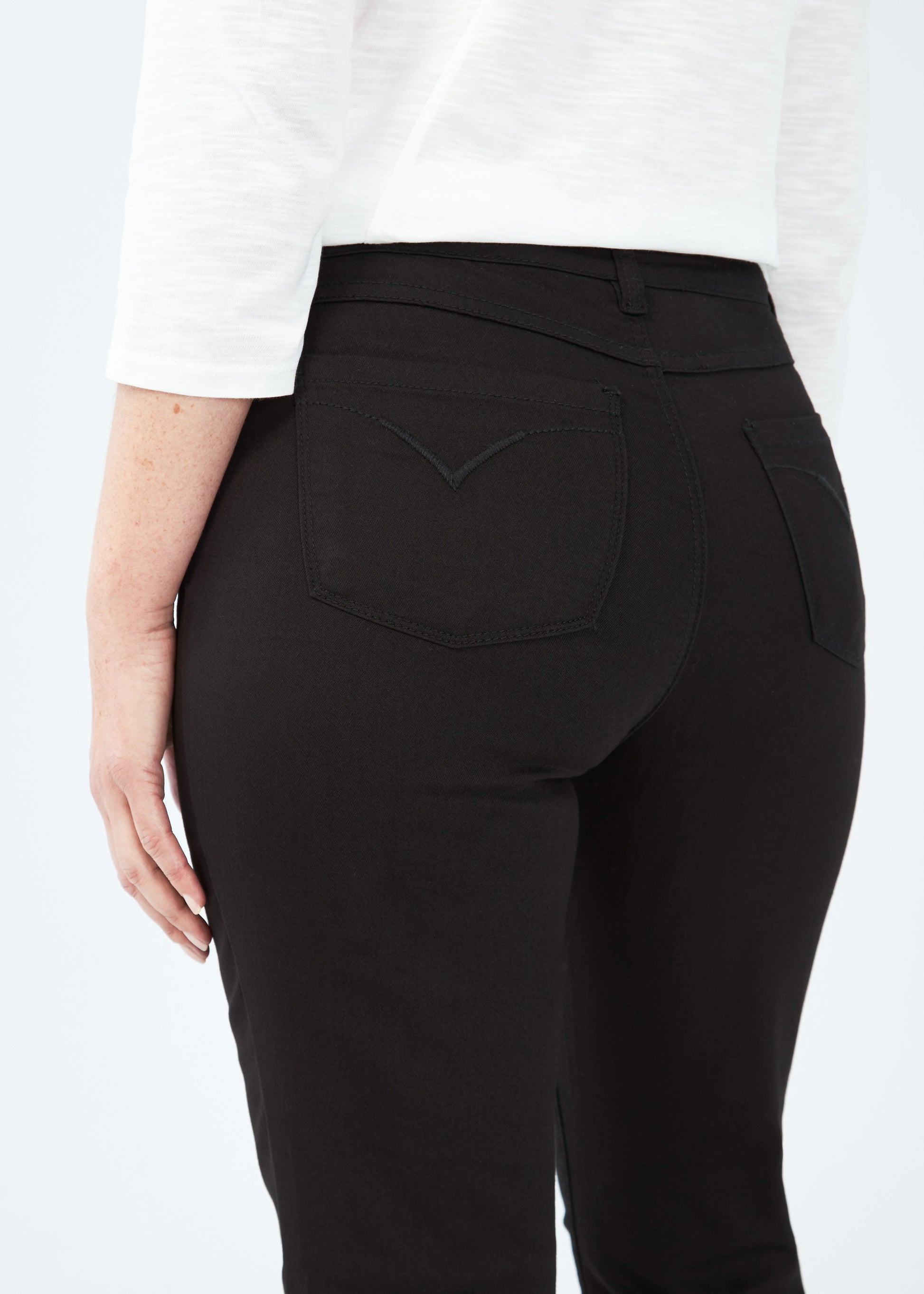 Hannahs Of Erin| Erin Ontario |FDJ| Olivia Straight Leg Jeans colour black. French Dressing Jeans Olivia Straight Leg women’s jeans in ultra-comfy Supreme Denim with fly front, five-pocket styling, back pocket stitching, mid-rise 9.5" rise, 32" inseam, and straight leg silhouette.