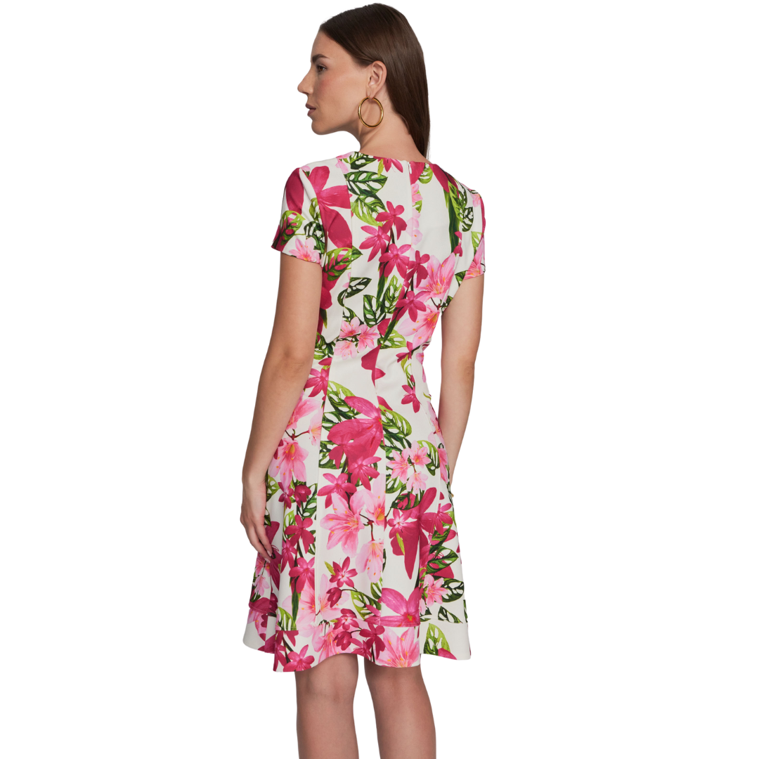 Hannahs Of Erin - Erin Ontario - Joseph Ribkoff - Floral Print Dress - 241789 Timeless feminine floral dress Classic crew neckline and short sleeves for sophistication Graceful knee length and A-line silhouette for timeless style Ideal for summer with a cinched-in waist and flared skirt Perfect balance of simplicity and sophistication Your go-to choice for any summer occasion. Back invisible zipper, Colour: Vanilla, Pink, Green Print