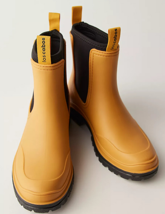 Hannahs Of Erin-Erin Ontario-Los Cabos-AMELIA RAINBOOT-Corn
AMELIA Rain Boot in vibrant colors, featuring a cozy neoprene lining and double pull-tabs for easy slip-on. Designed with a practical 30mm heel, blending style and comfort to keep you dry while enhancing your rainy day outfit.