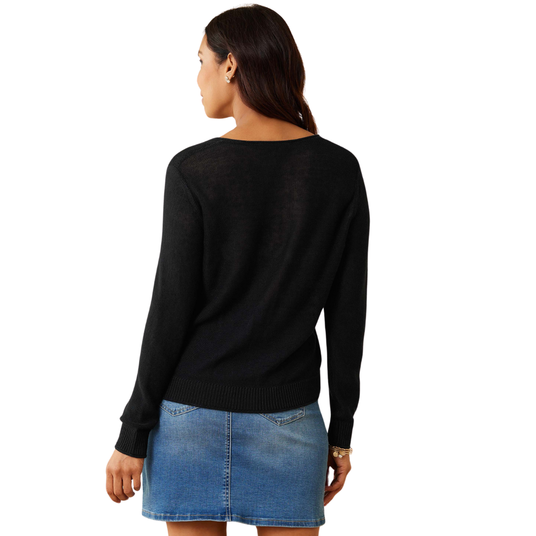  Hannahs Of Erin - Erin Ontario - Tommy Bahama - Sweater - Colour Black .The TOMMY BAHAMA - CEDAR LINEN V NECK [SW421014] The perfect packable light weight sweater. A great for layering, seasonless versatile piece. Knit, relaxed fit, scheer, long sleeve, V-roll neckline, ribbing detail on cuffs and hemline.