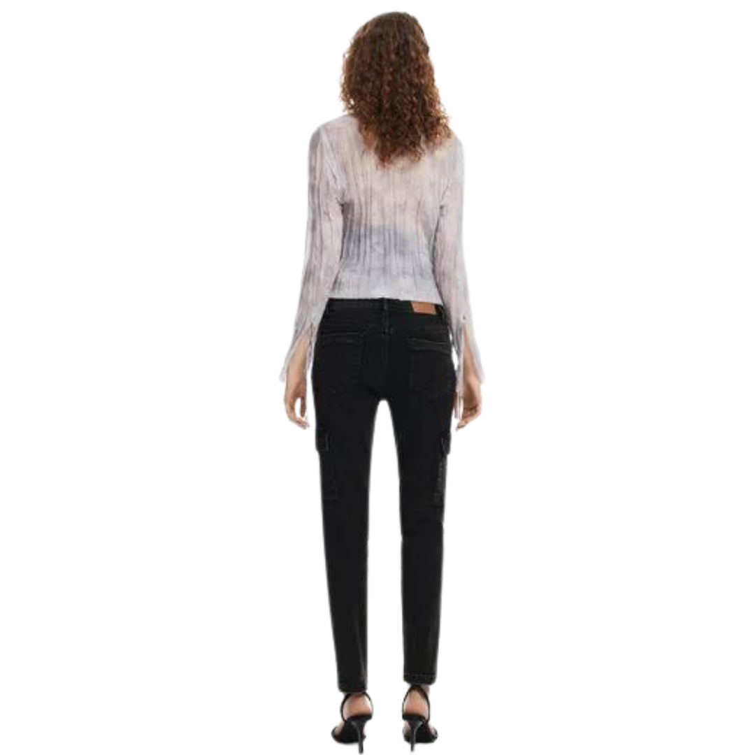 Hannahs_Of_Erin-Erin_Ontario-Desigual-
[24WWPW07] Cargo Trousers- Washed Black.
Long, straight-cut slim fit
Worn denim tone for a casual look
Button and zipper closure
Made from 65% cotton, 18% polyester, 8% viscose, 7% elastomultiester, 2% elastane
Supports Desigual’s Better Cotton initiative