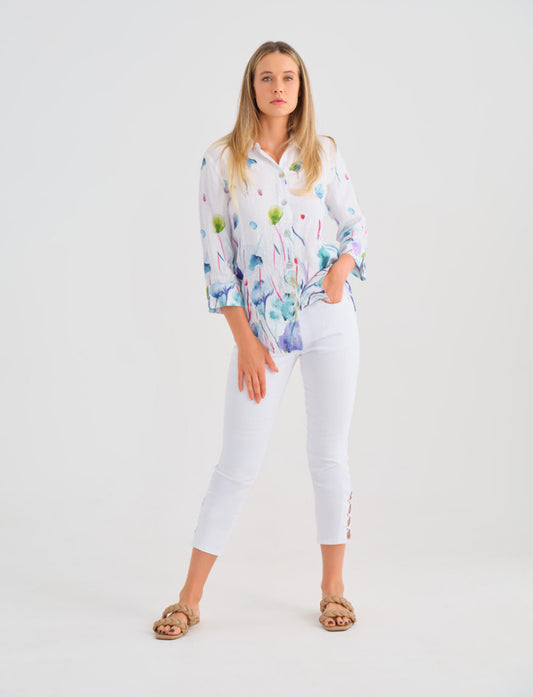 Hannahs Of Erin-Erin Ontario-Dolcezza-Misty Blossom Blouse – 100% Linen Long-Sleeve Top with Floral Design
Style Code: 25781
100% linen long-sleeve blouse
Artistic floral design by Majella LeBlanc, Québec artist
Front button closure for easy fastening
Side slits and uneven hemline for effortless movement
Long sleeves, perfect for layering or standalone wear
Lightweight and breathable fabric
Vibrant floral pattern in fresh colours
Relaxed yet sophisticated silhouette
Ideal for casual or semi-formal occasions