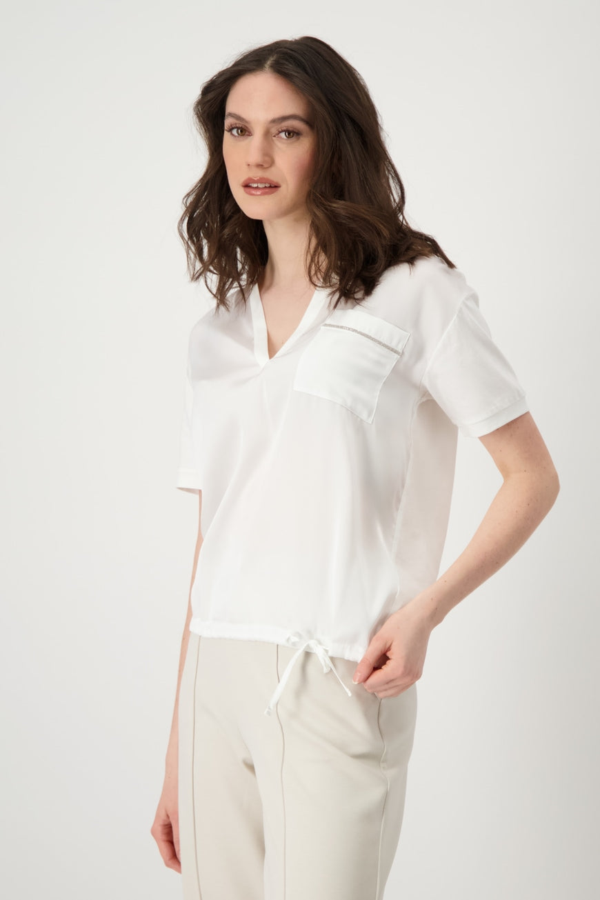 Hannahs Of Erin-Erin Ontario-MONARI | S/S TEE TOP |409368-off white

Blouse  short sleeve shirt made of woven fabric and cotton jersey, with an embellished patch pocket

Cotton with modal
Blended materials
Regular fit
Round neckline with slit
Patch chest pocket with embellishment
Short sleeves
Body hem with tie ribbon
Logo plate