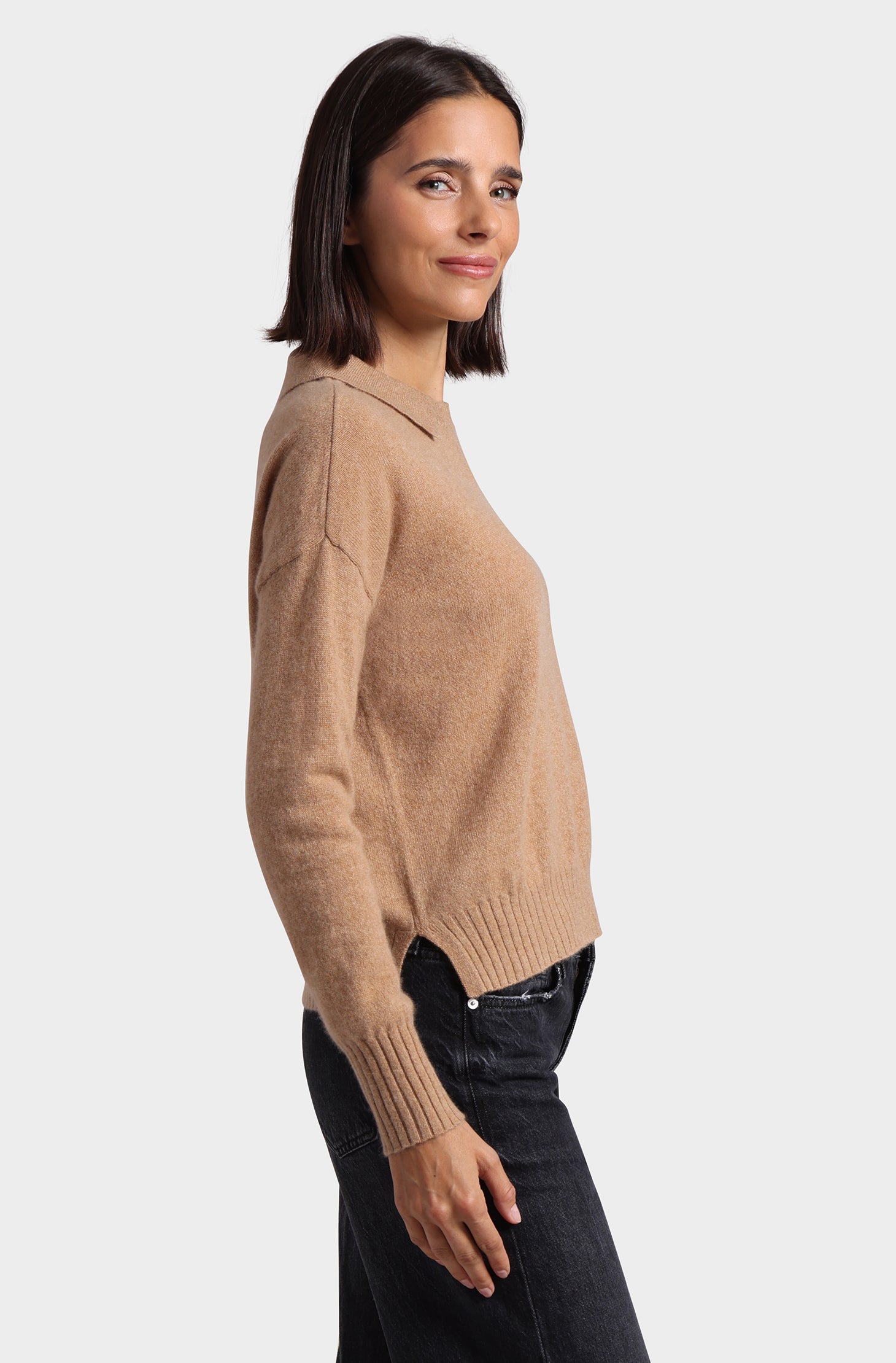 Hannahs_Of_Erin-Erin_Ontario-Minnie_Rose-Camel  Coloured Sweater
[8372] Crew Neck Cashmere Pullover

Crafted from 100% premium cashmere
Luxuriously soft and comfortable
 crew neck design with collar makes for versatile styling
Perfect for relaxed weekends or casual outings
Combines elegance with a cozy, laid-back feel
A must-have wardrobe essential for comfort and sophistication