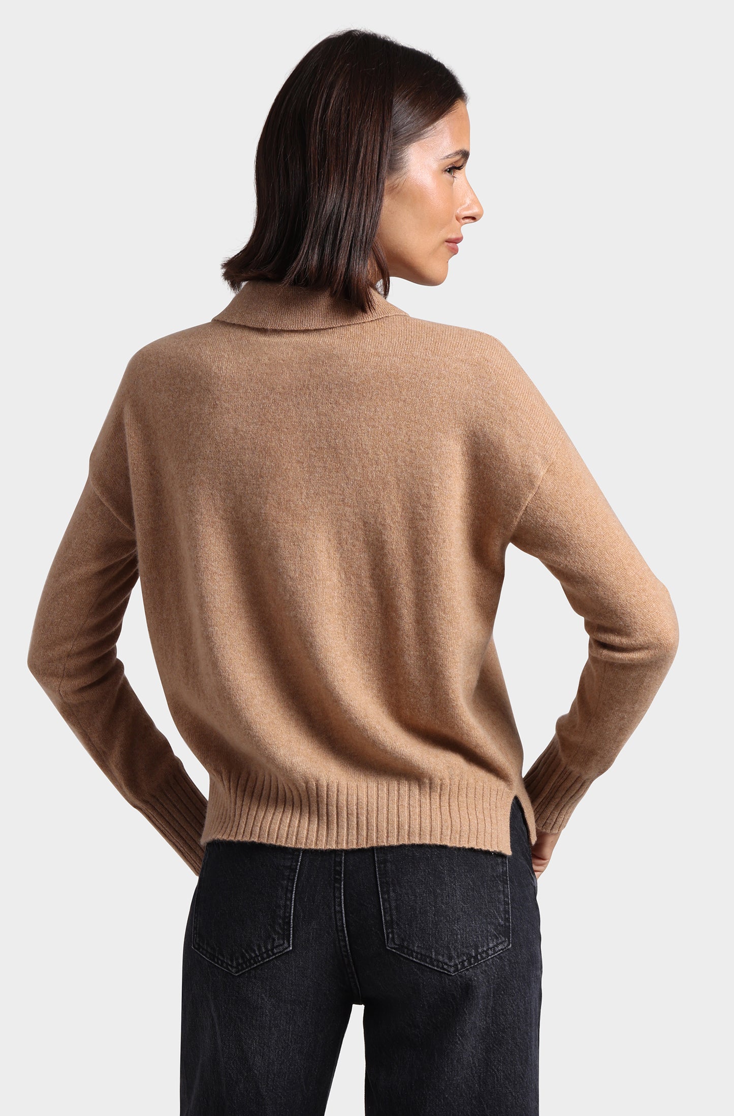 Hannahs_Of_Erin-Erin_Ontario-Minnie_Rose-Camel  Coloured Sweater
[8372] Crew Neck Cashmere Pullover

Crafted from 100% premium cashmere
Luxuriously soft and comfortable
 crew neck design with collar makes for versatile styling
Perfect for relaxed weekends or casual outings
Combines elegance with a cozy, laid-back feel
A must-have wardrobe essential for comfort and sophistication