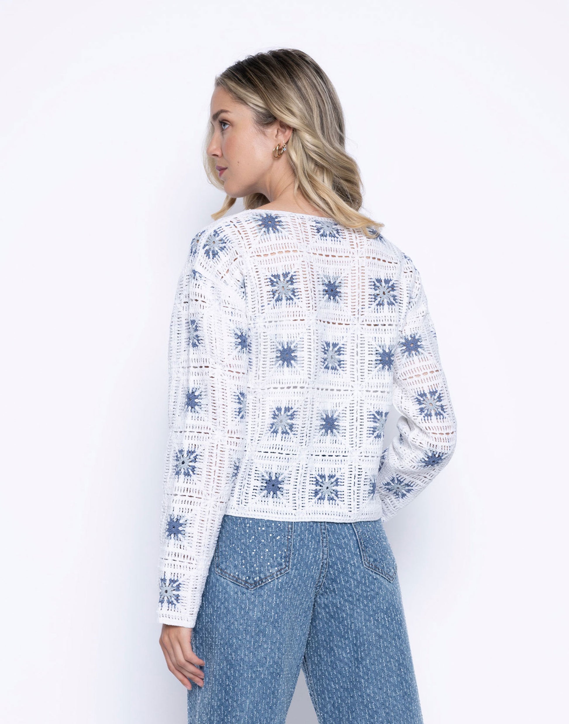 Hannahs Of Erin-Erin Ontario- Womans Clothing Boutique- Picadilly-Cropped boxy crochet top-GK206
Long sleeves and round neckline
Intricate crochet-knit design with colour-blocking
Lightweight and breathable fabric
Straight hemline for a clean finish
Relaxed fit for comfort
Ideal for casual outings, weekends, and relaxed occasions
Made from 60% cotton and 40% acrylic for softness and durability
Pairs well with high-waisted jeans, shorts, or skirts