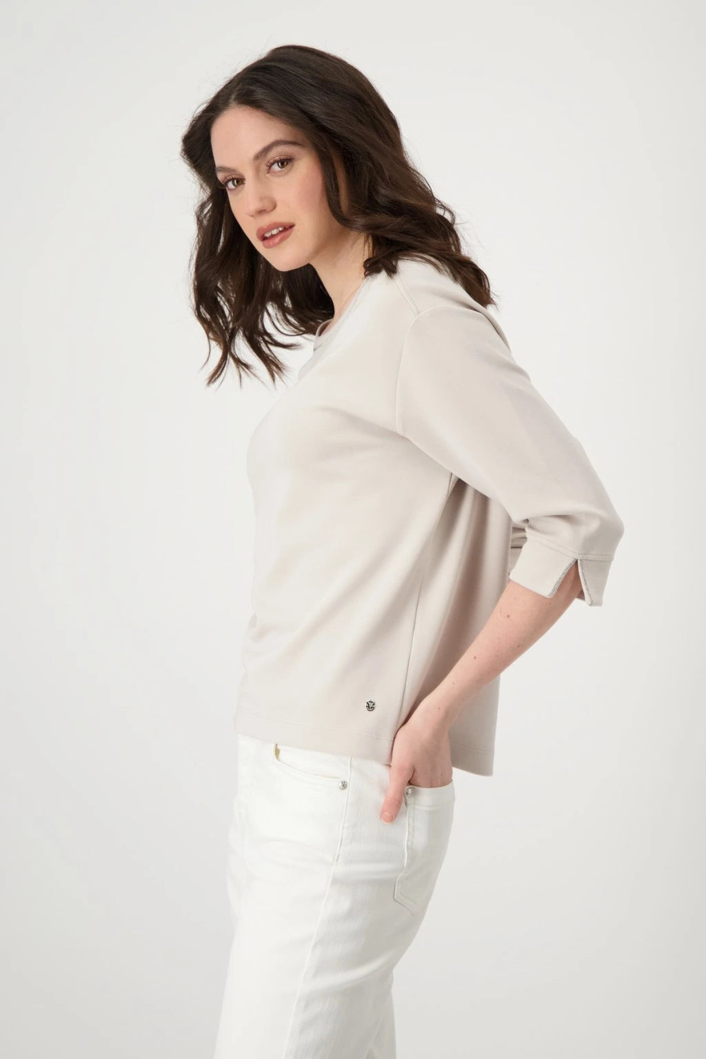 Hannahs Of Erin-Erin Ontario MONARI | 3/4 SL BANU SWEATSHIRT | 409409
Beige three-quarter sleeve sweater with crew neckline, tonal seam detail, and cuff slits. Soft, lightweight knit with a relaxed, minimalist silhouette, perfect for layering or standalone wear.